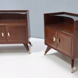 Paire de tables de chevet en noyer et cristal