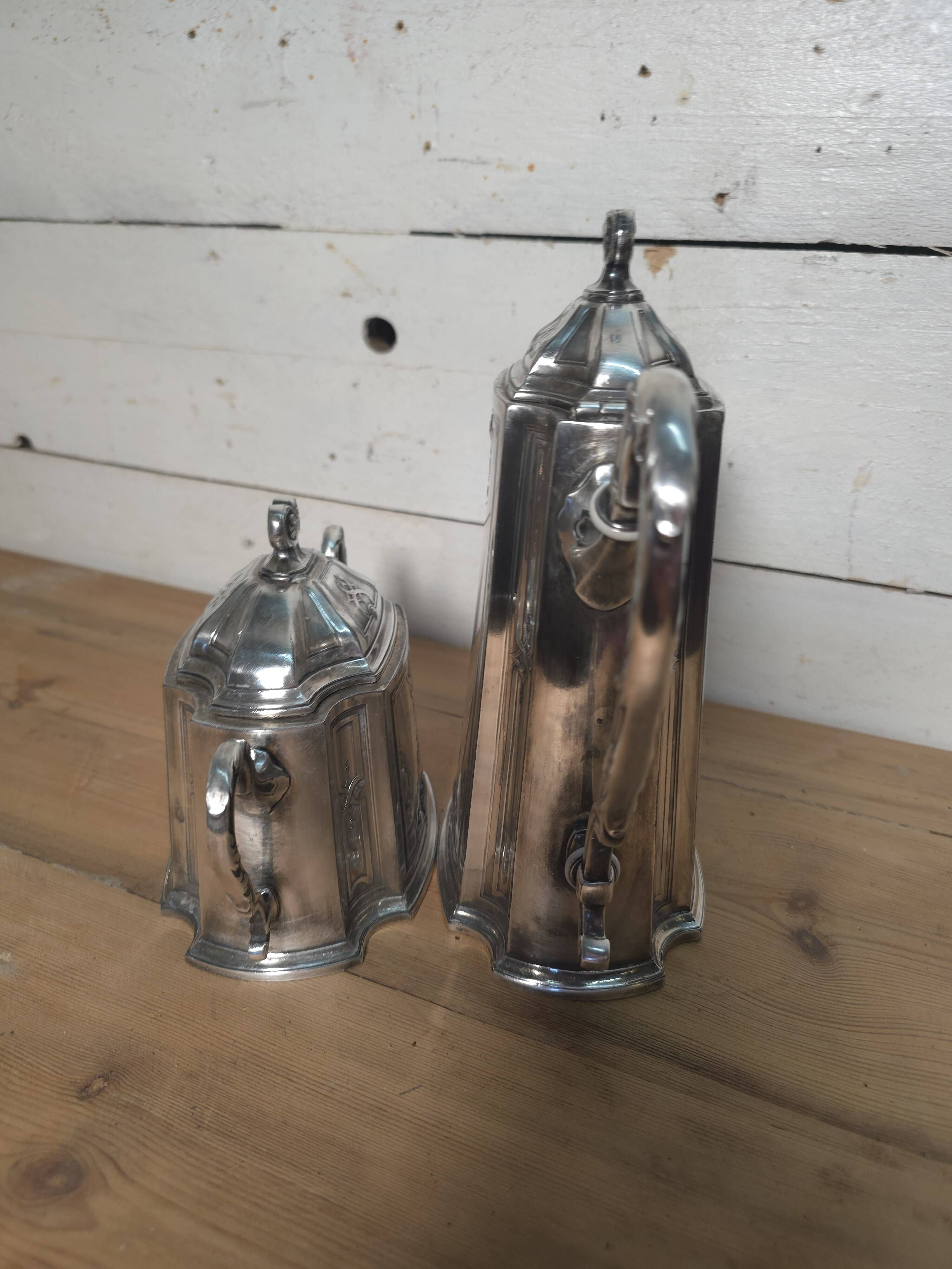 Service à café en métal argenté , cafetière et sucrier