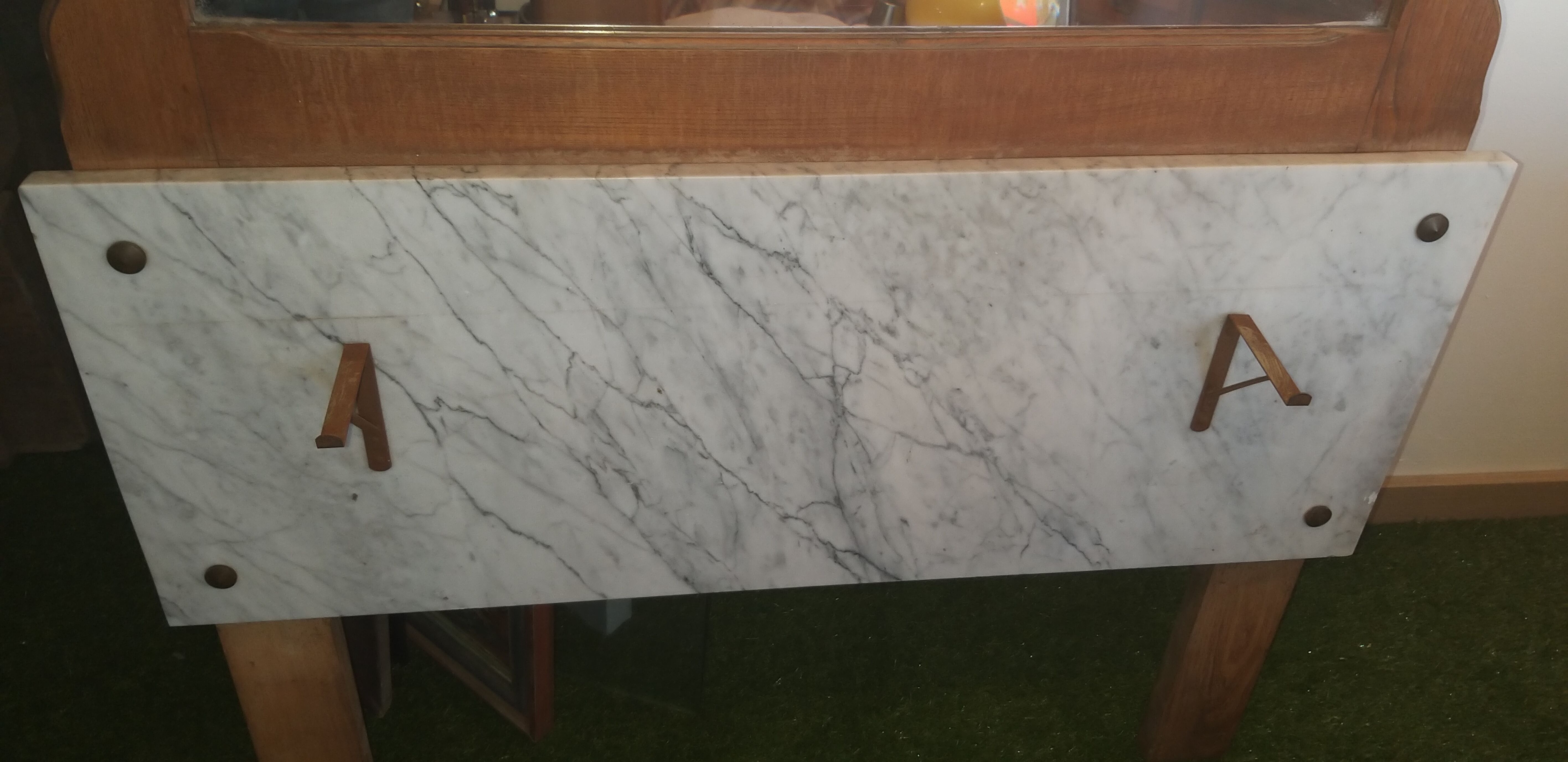 Commodity / wooden and marble toilet table