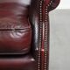 Fauteuil à oreilles en cuir de vachette rouge bordeaux de style anglais