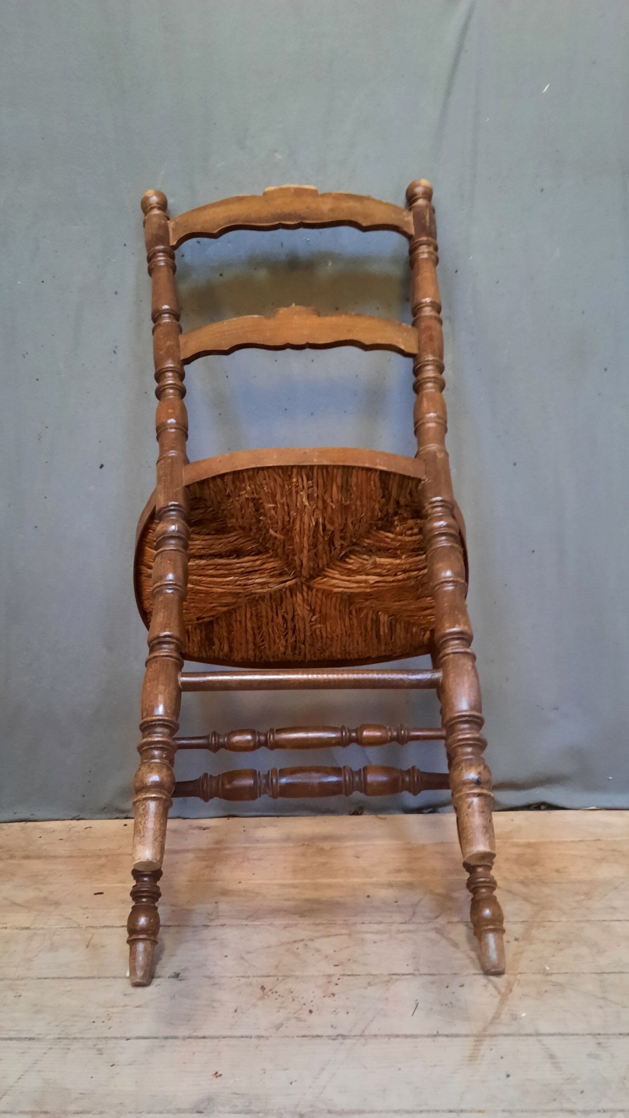 4 straw chairs with bar