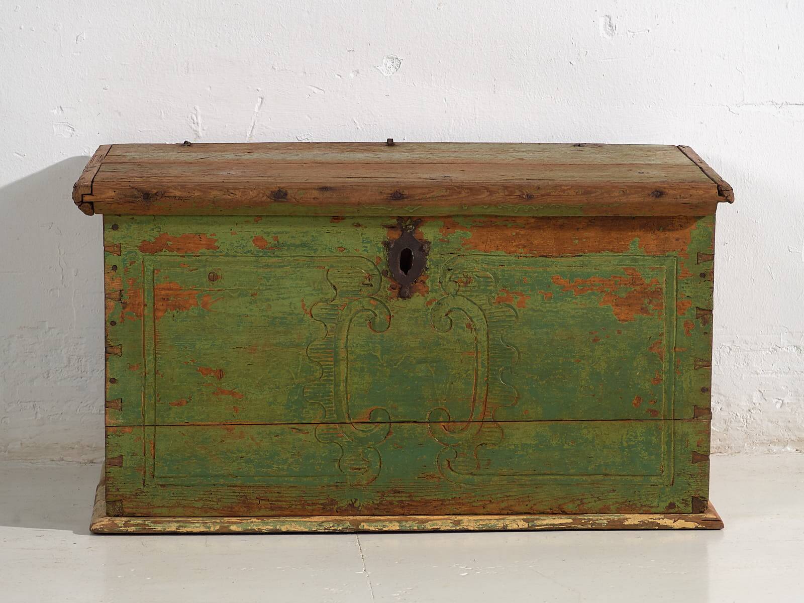 Antique chest with green patina (Year 1839)