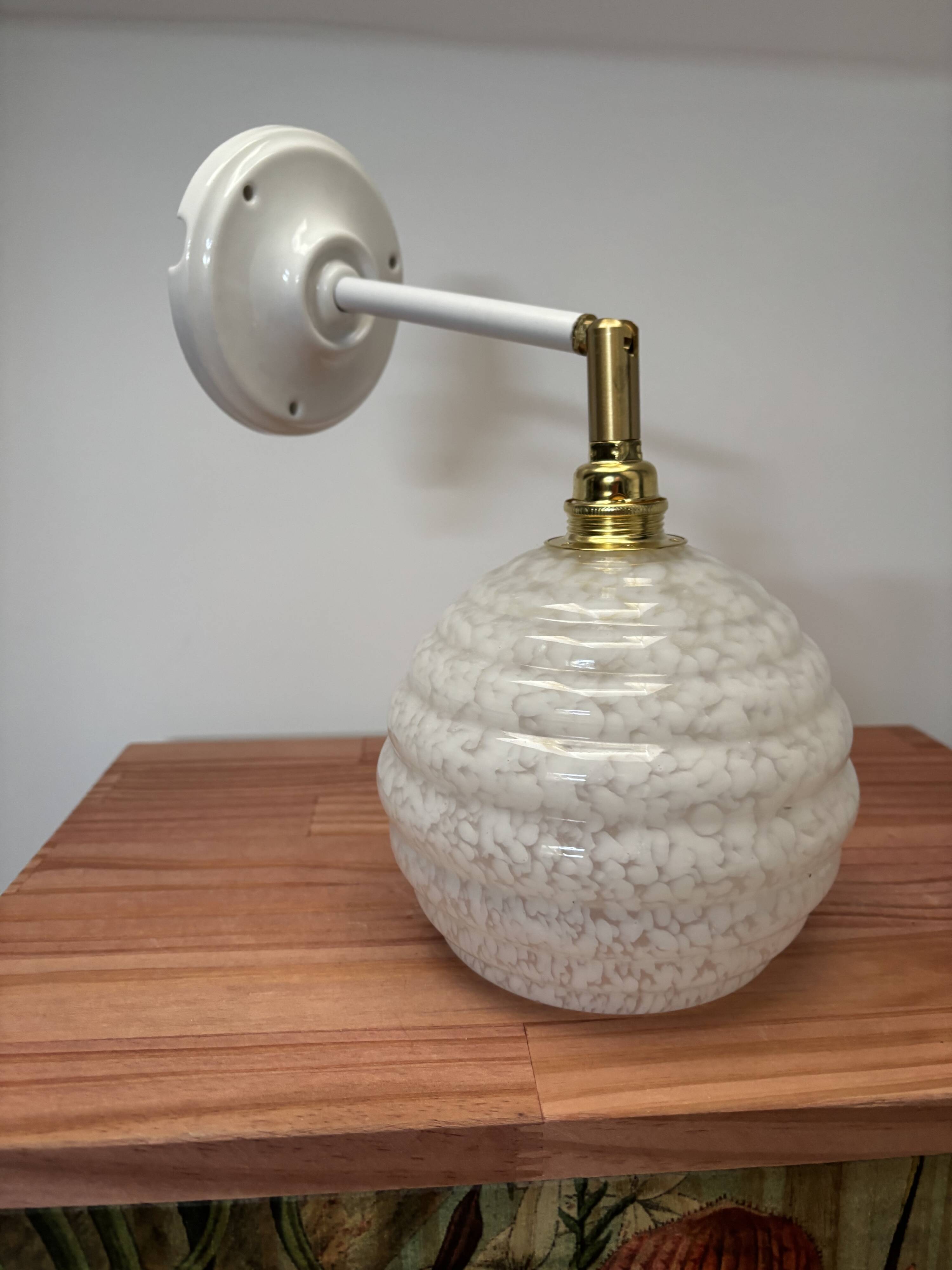 Applique murale globe blanc