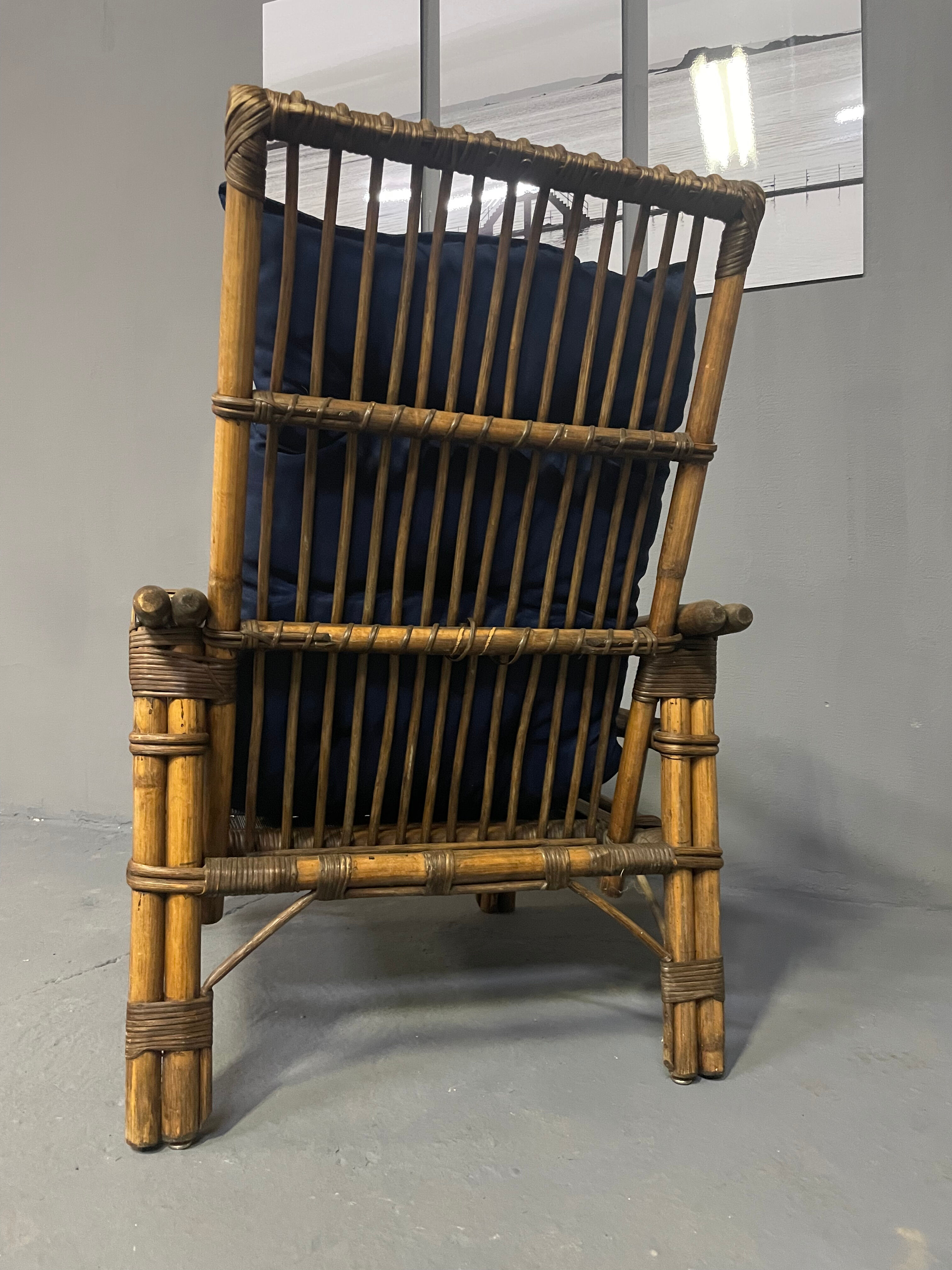 Fauteuil en rotin et son assise neuve extérieure