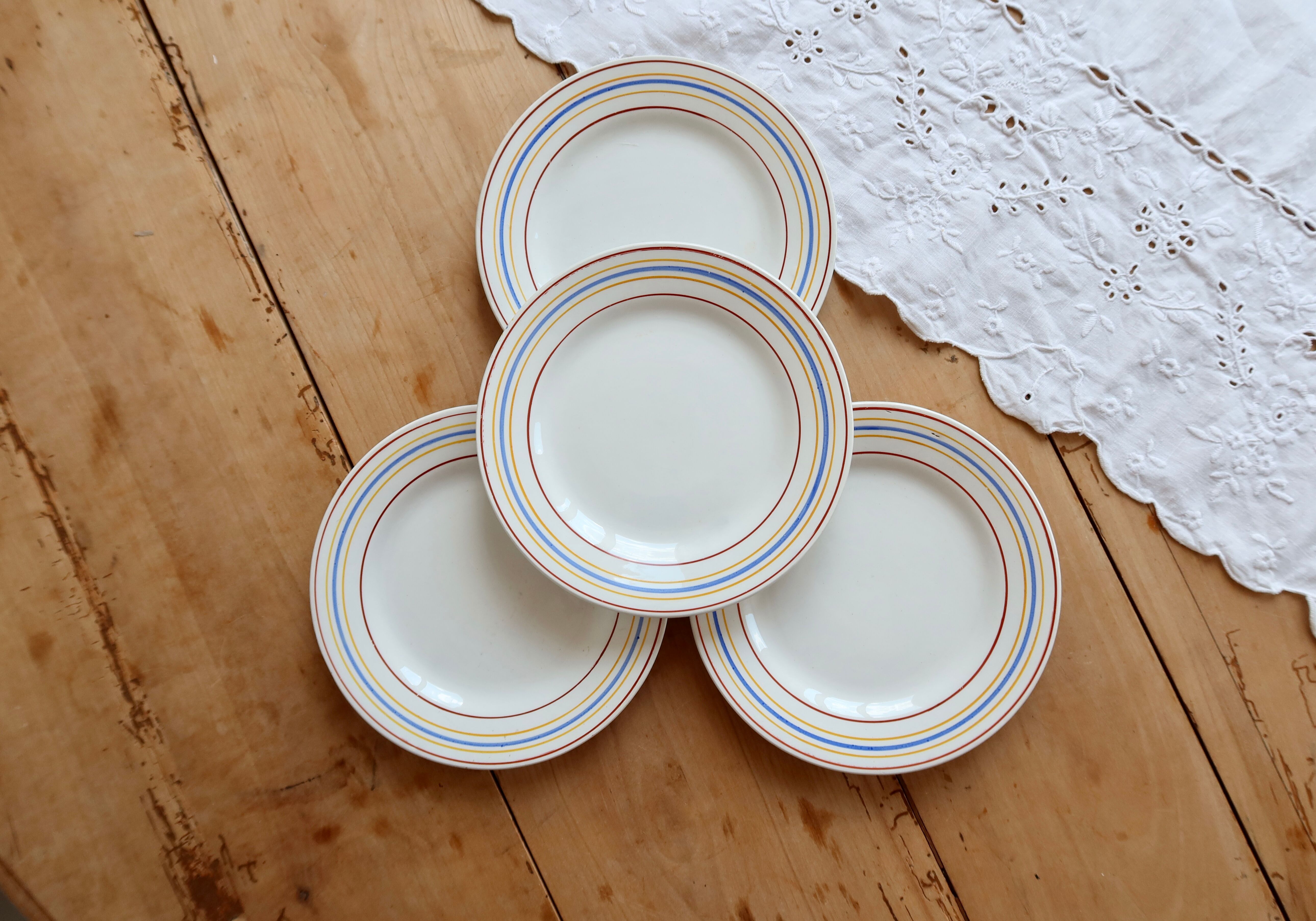4 assiettes à dessert vintage Céranord Saint-Amand rayures rouge bleu jaune