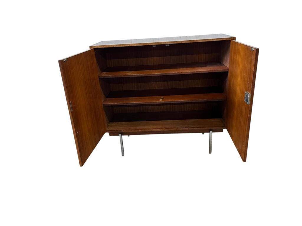 Commode vintage en bois sur pieds en acier