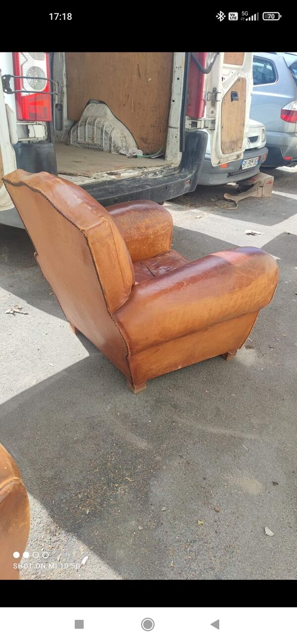 Paire de fauteuils club à moustaches en cuir havane dans leurs jus vers 1930