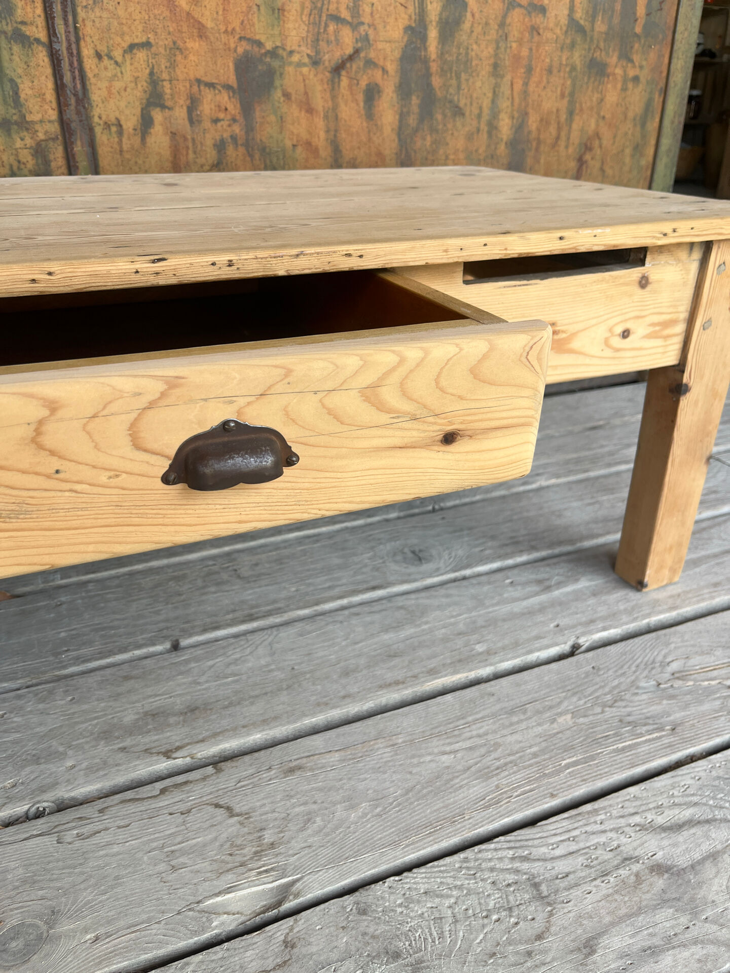 Table basse en bois brut