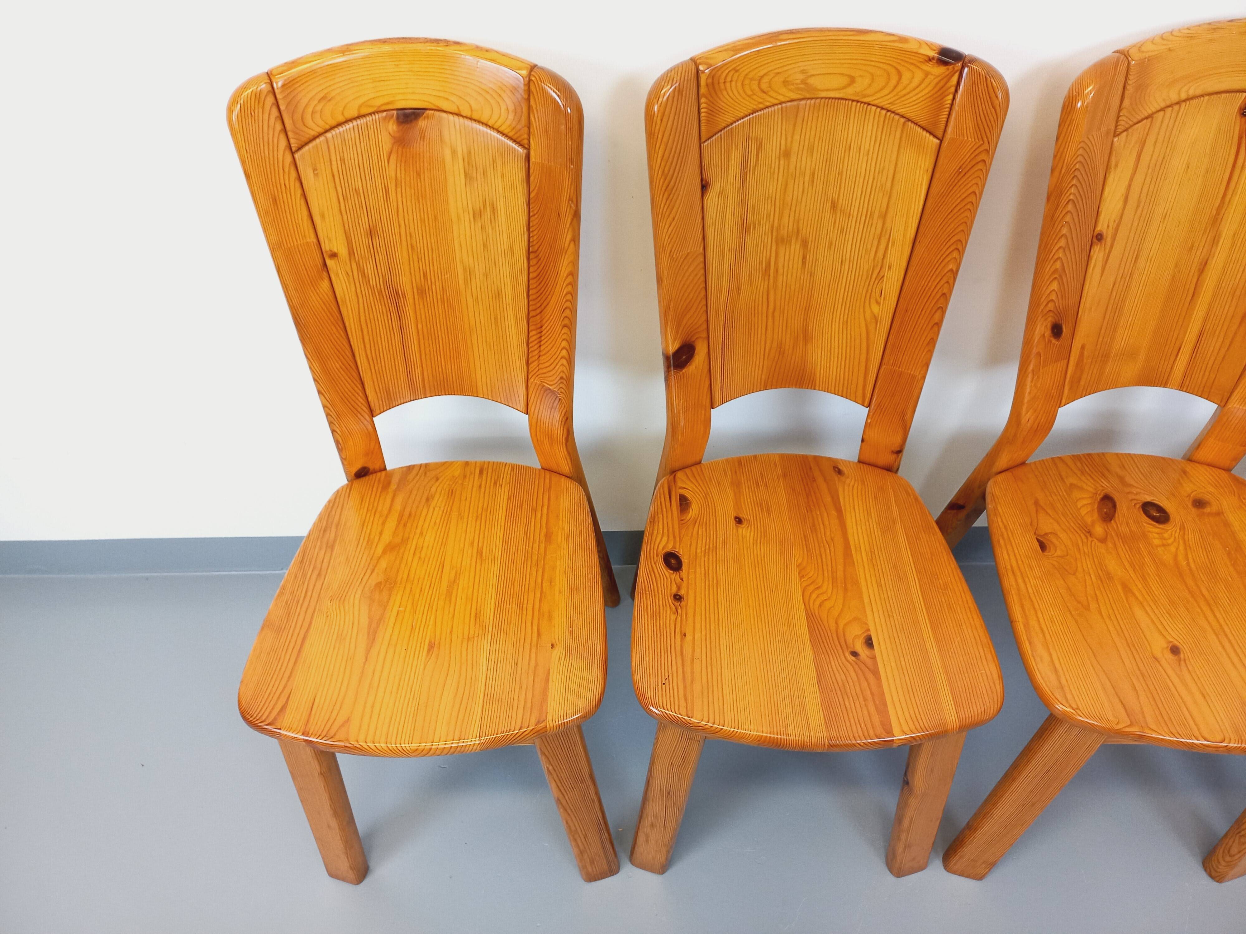 Set of 4 vintage chairs in pine from the 70s