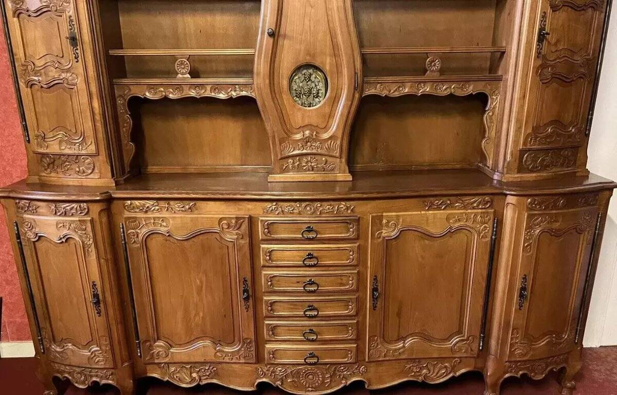 Important buffet deux-corps Louis XV galbé en merisier avec horloge intégré