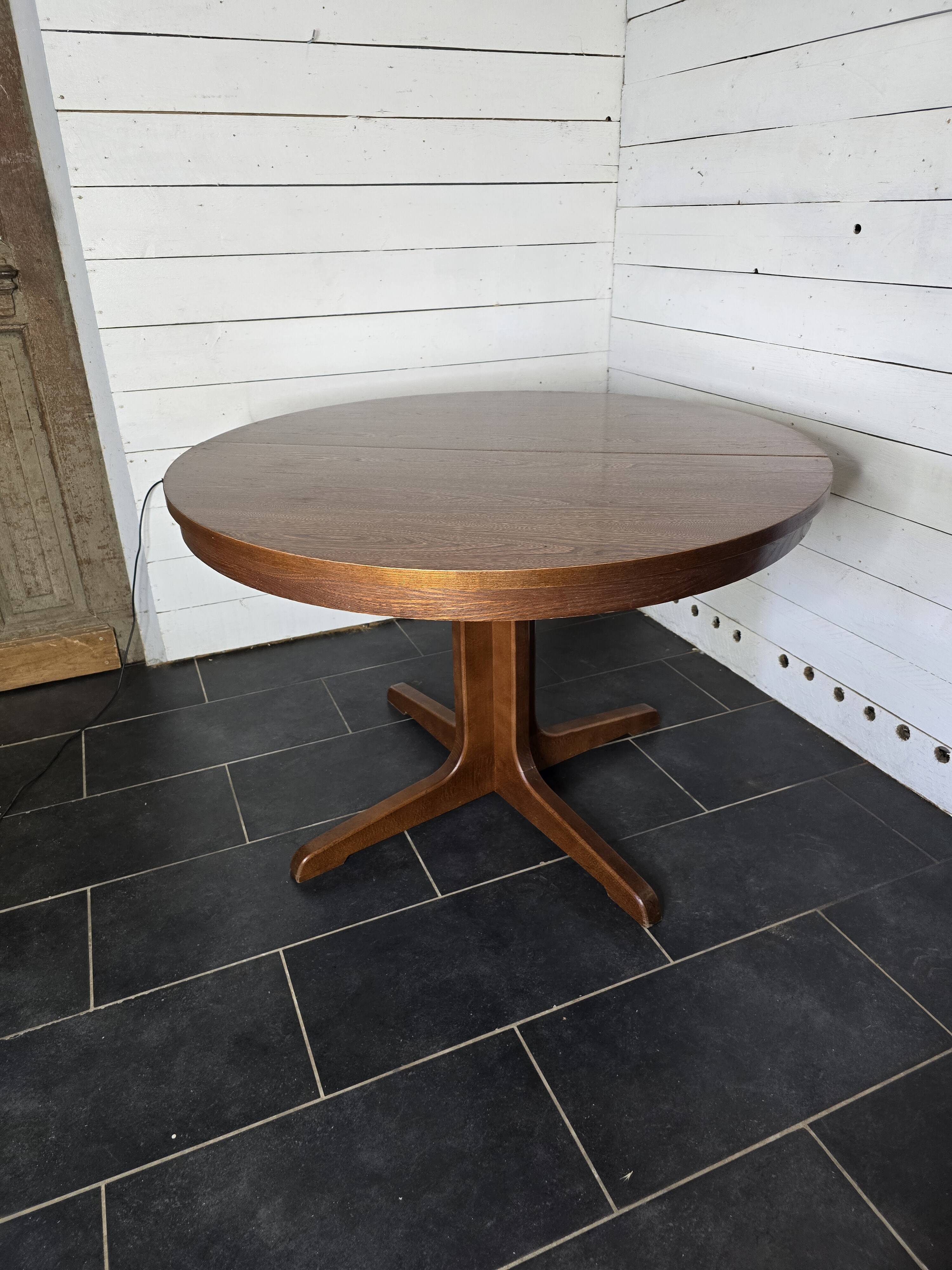 Vintage extendable round table from the 60s