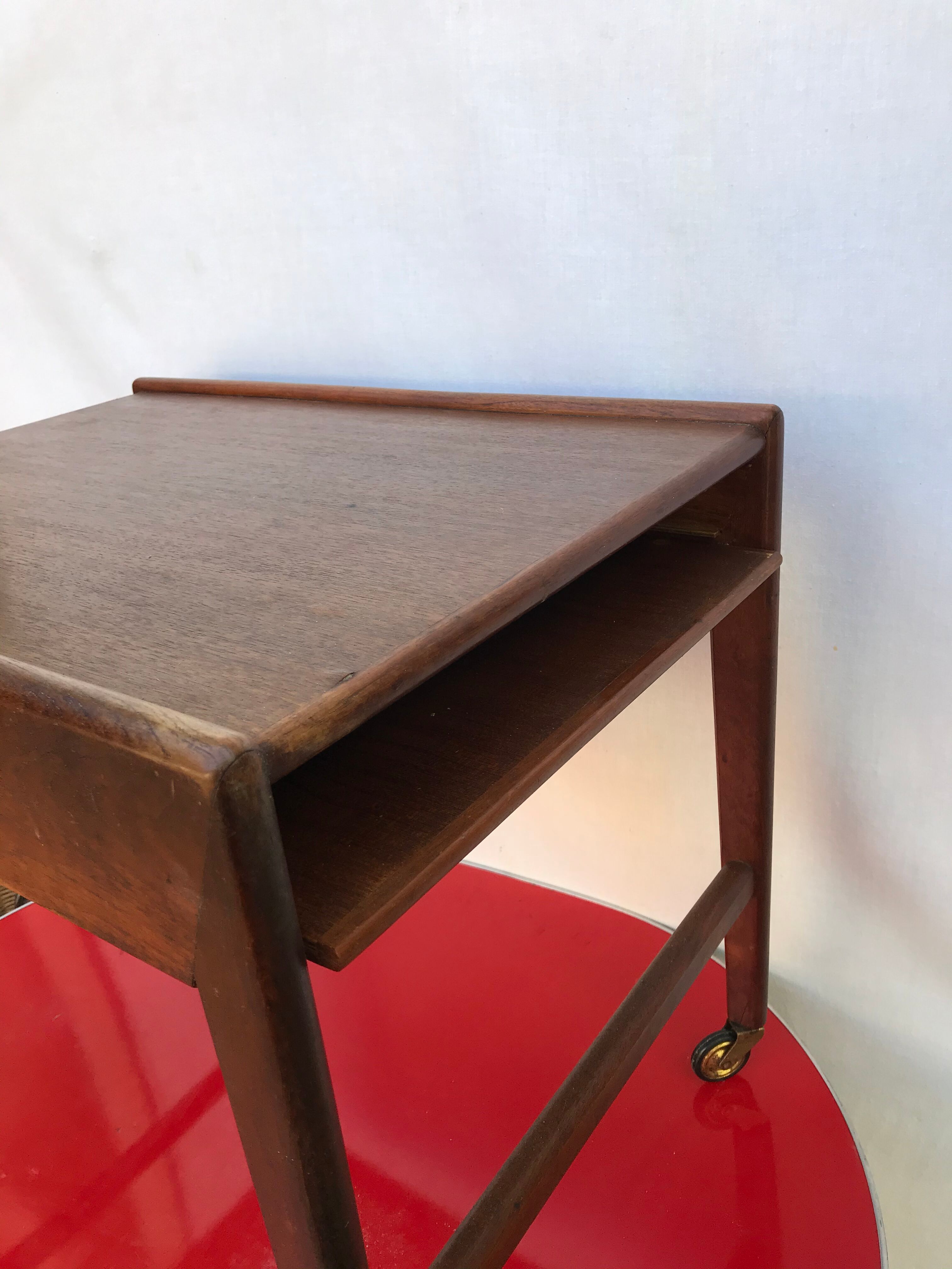 Travailleuse en teck scandinave panier tiroir roulettes