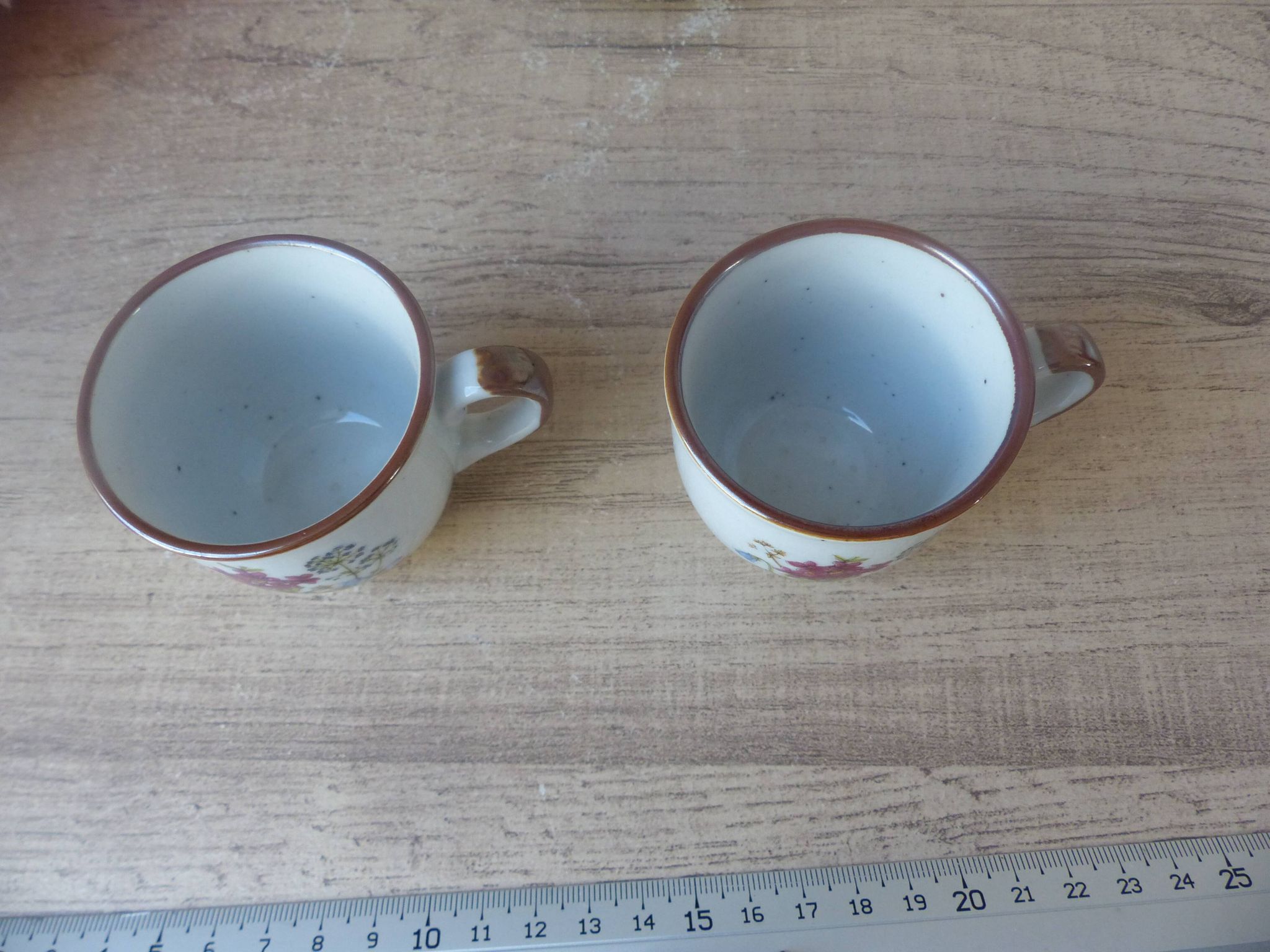 Set of two flowered stoneware cups with saucer from the 1980s.