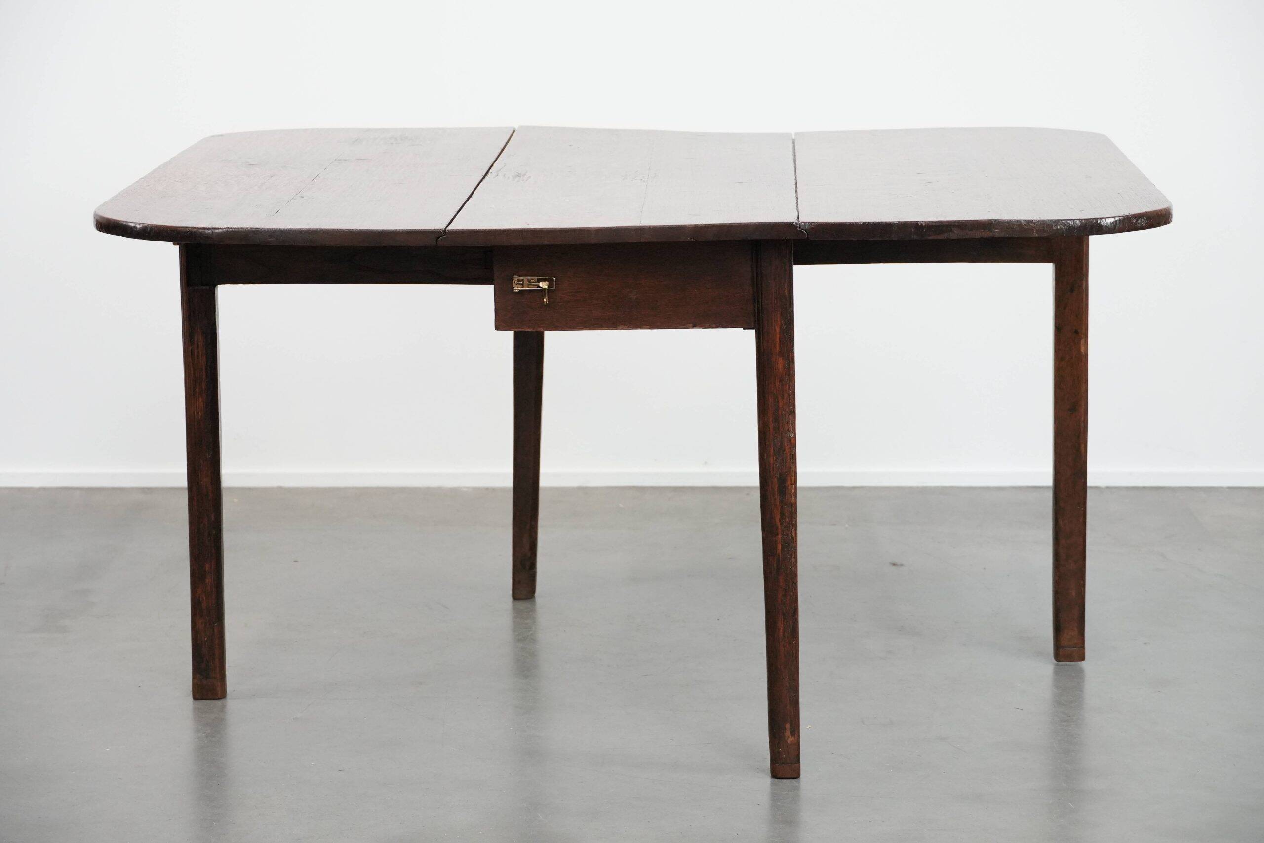 Charming antique English drop-leaf dining table made of oak from the late 19th century