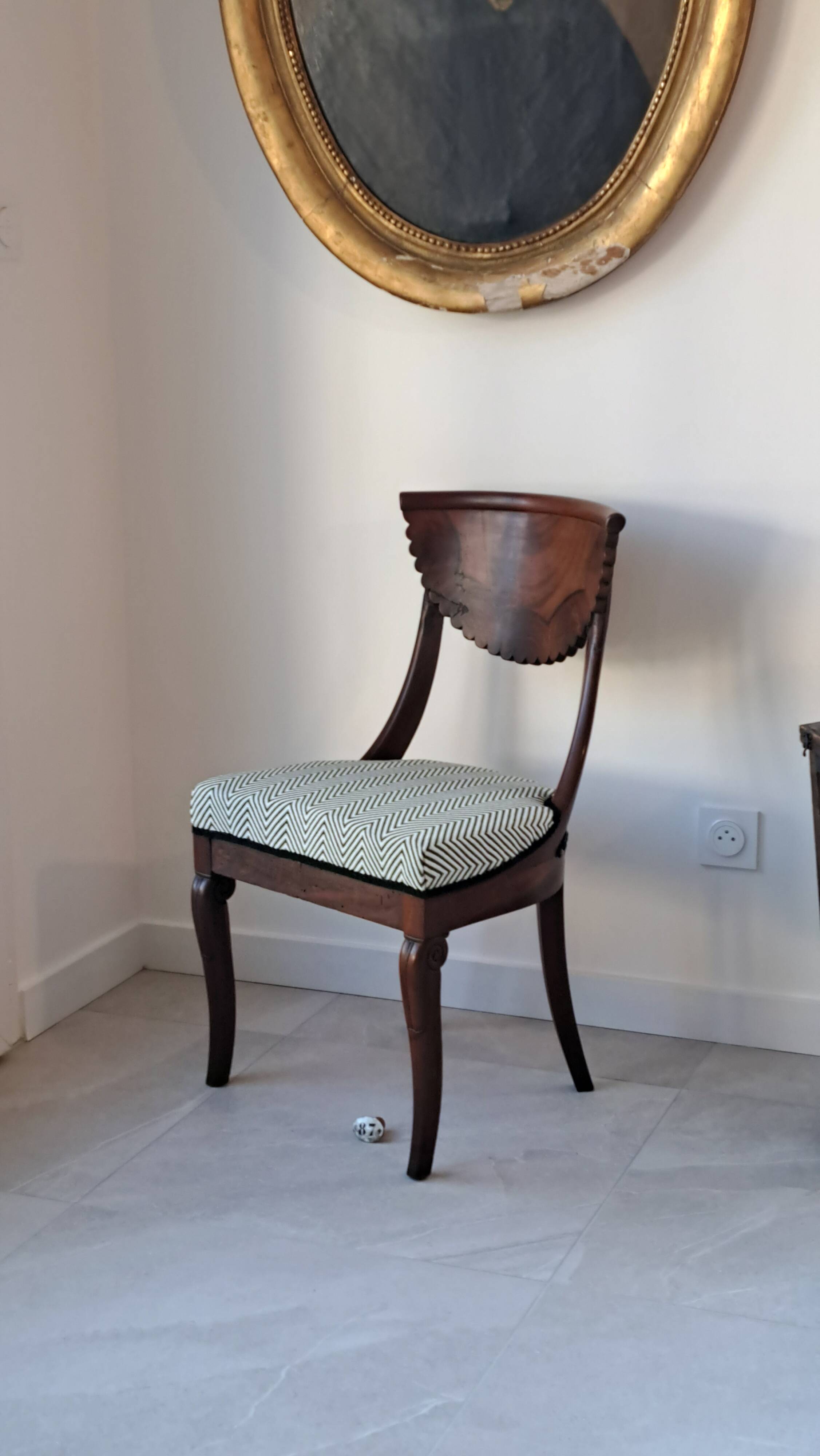 Pair of mahogany gondola chairs – Empire style – 20th century, restored