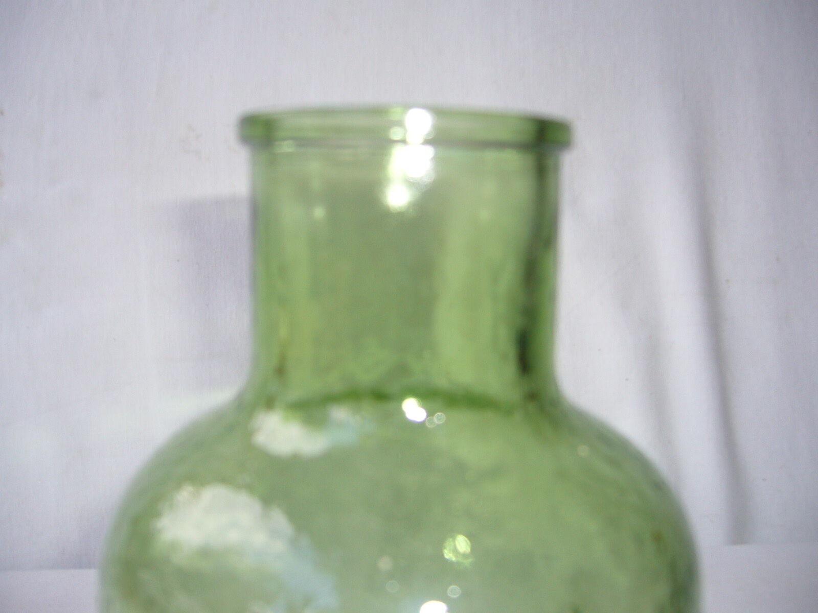 Bouteille vintage en verre bullé vert