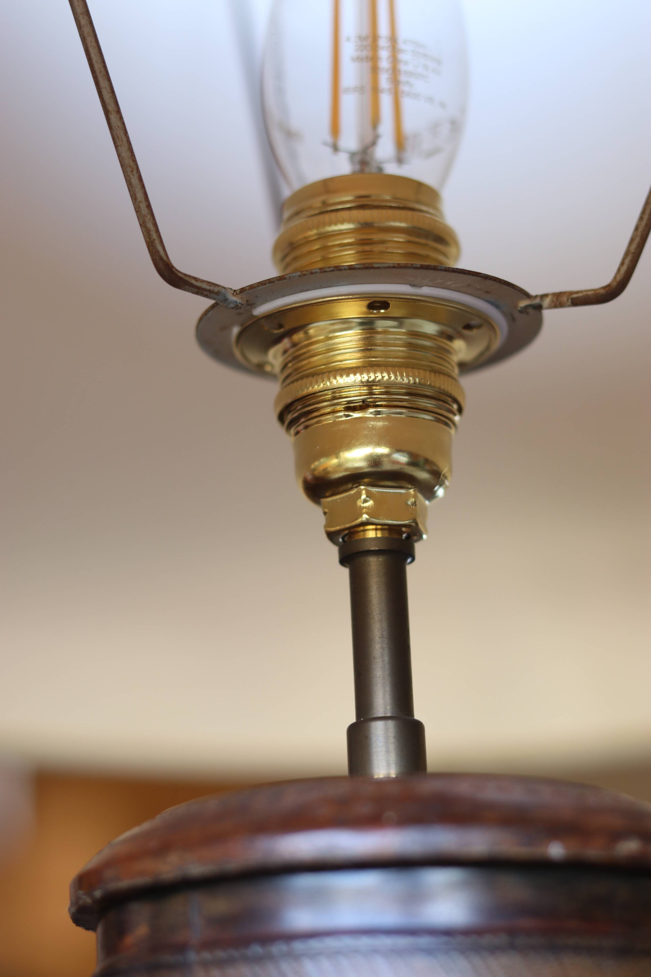 Pied de lampe touareg en cuir repoussé, 1960