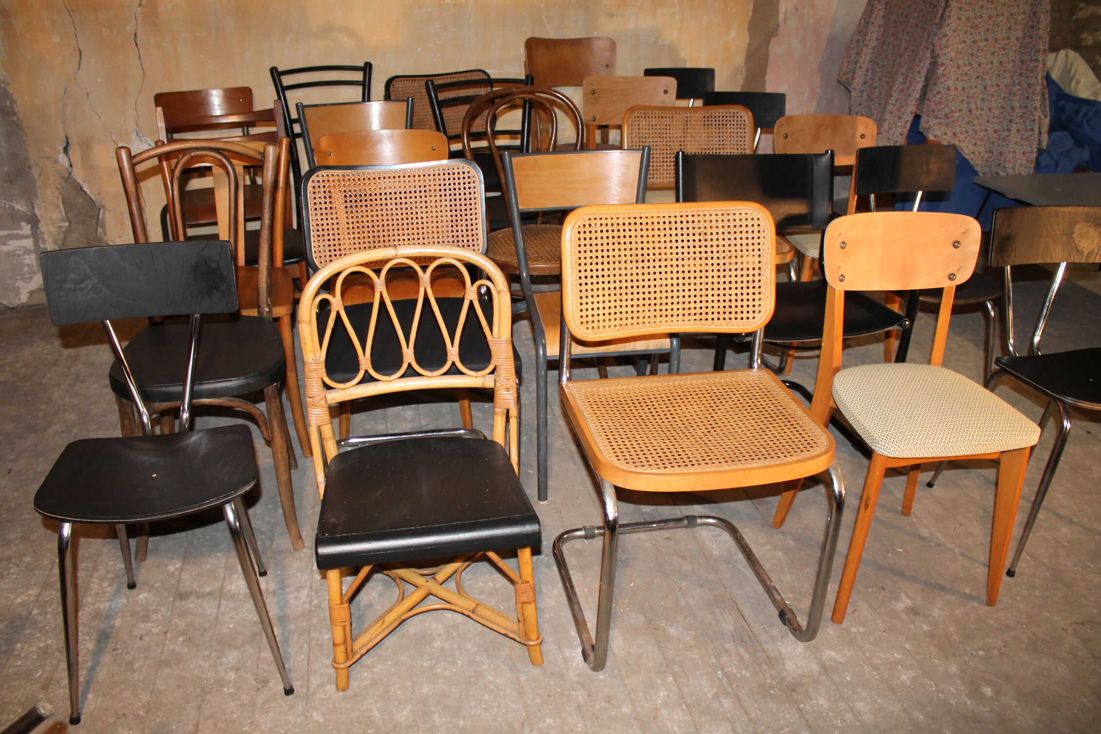 Lot of 25 chairs