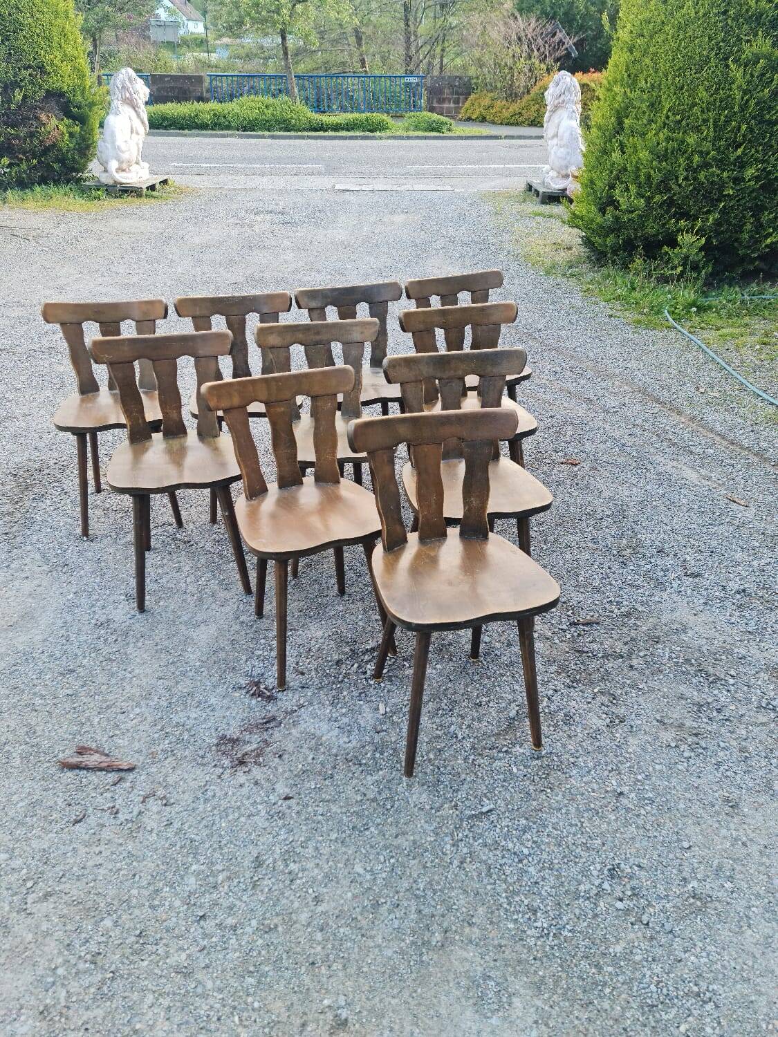 Serie de 10 chaises bistrot vintage en bois massif