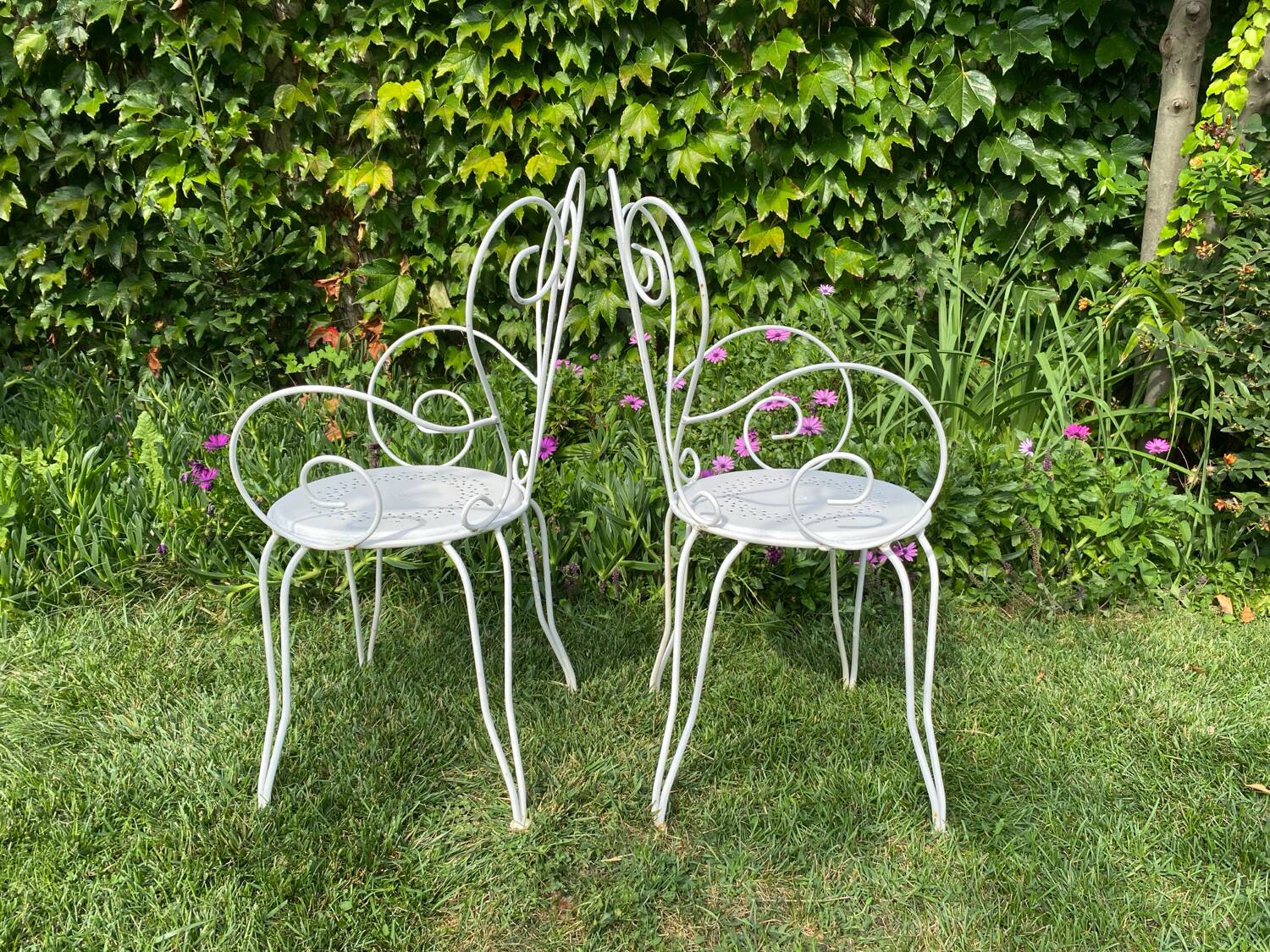 Paire d’anciens fauteuils de jardin en fer forgé