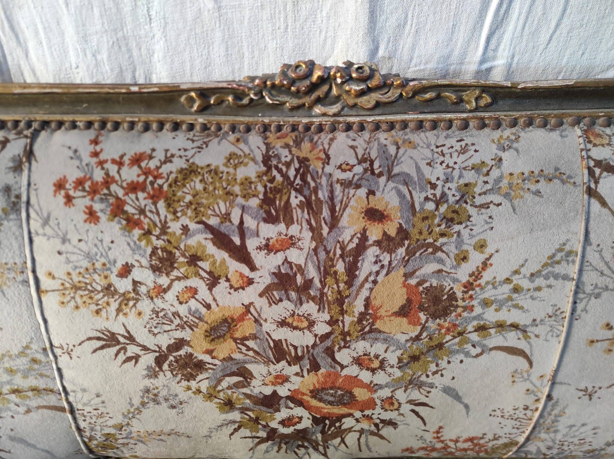 Canapé 3 places en bois sculpté, tapisserie et bois doré. Vers 1900, style Loius XV.