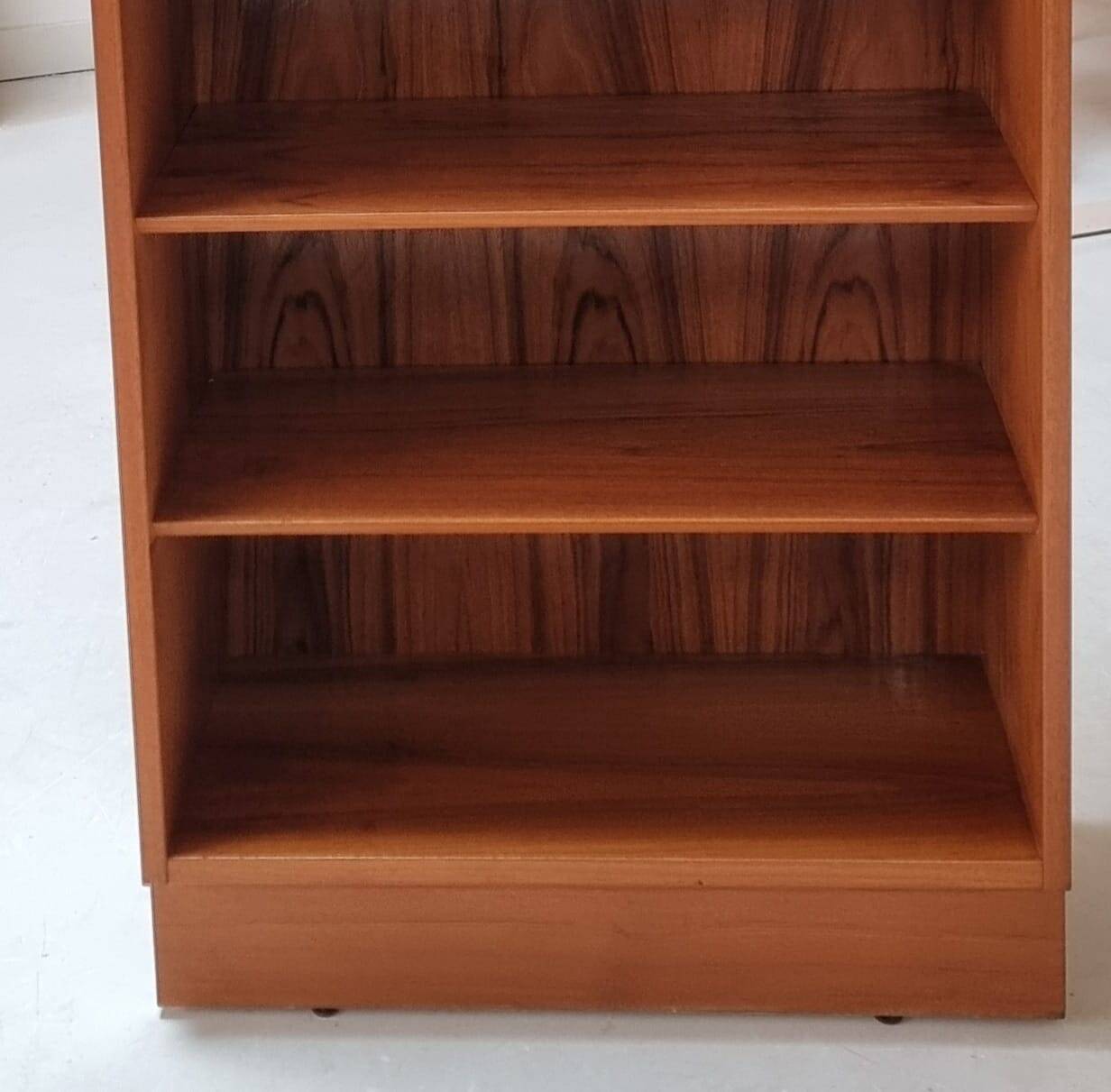 Bibliothèque du milieu du siècle
