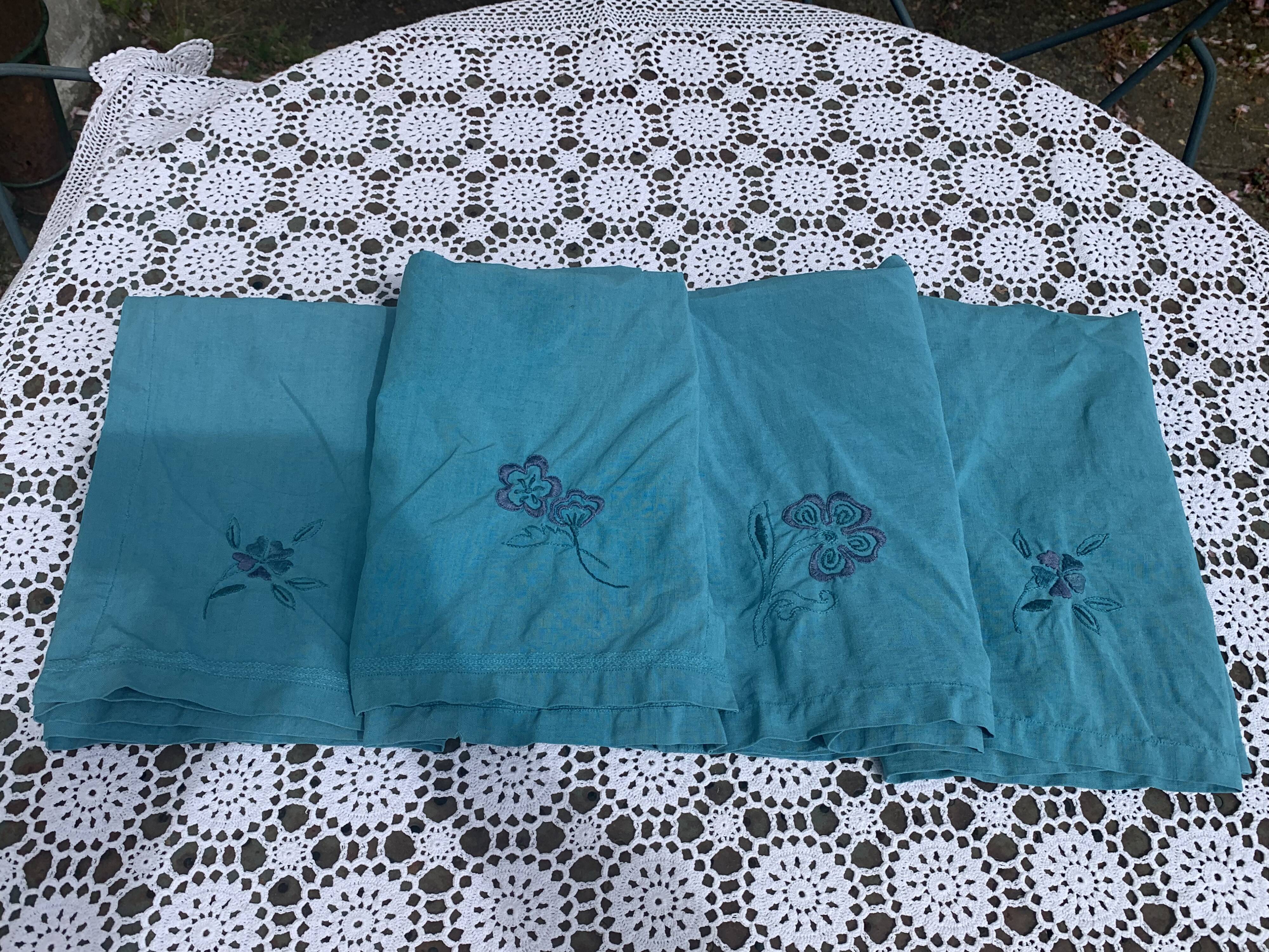4 white linen napkins, emerald tinted, embroidered with flowers and monogrammed, old GM