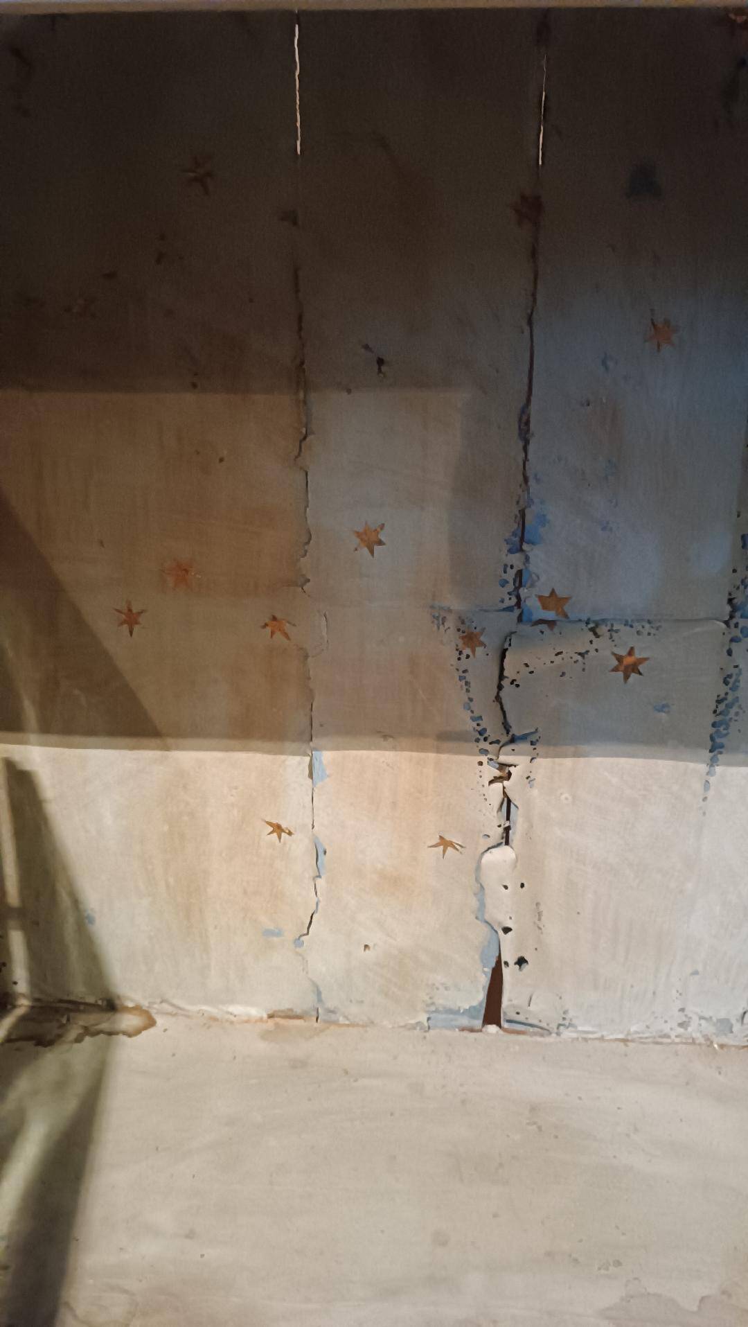 Vitrine en bois laqué et doré du 18ème siècle
