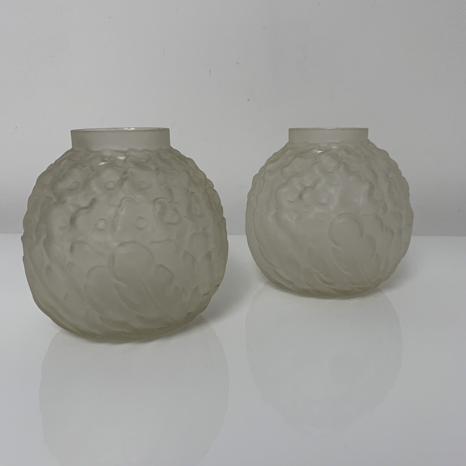 Pair of art deco balls with floral decoration of thoughts