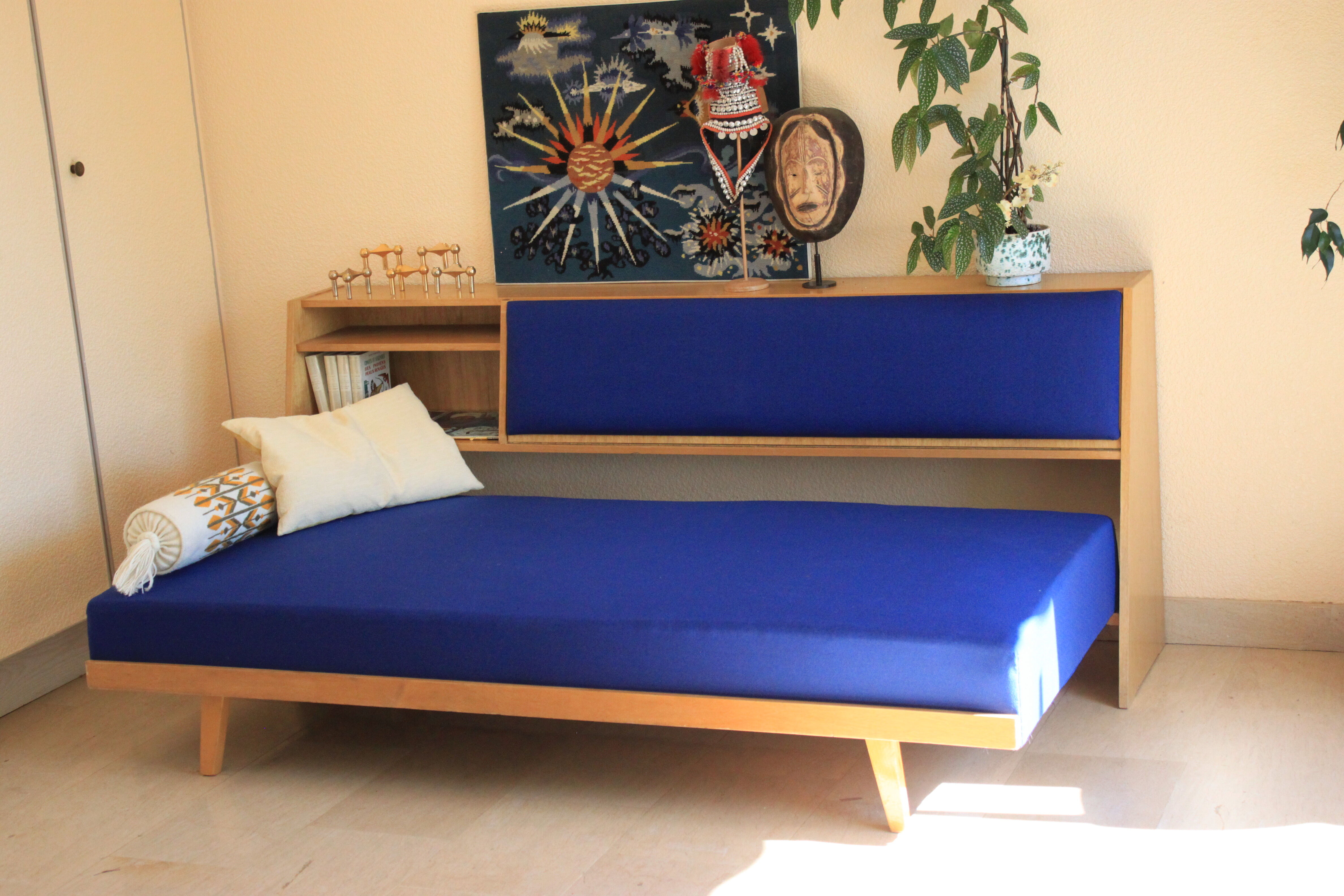 Daybed, vintage sofa bed, 60s. great studio in paris