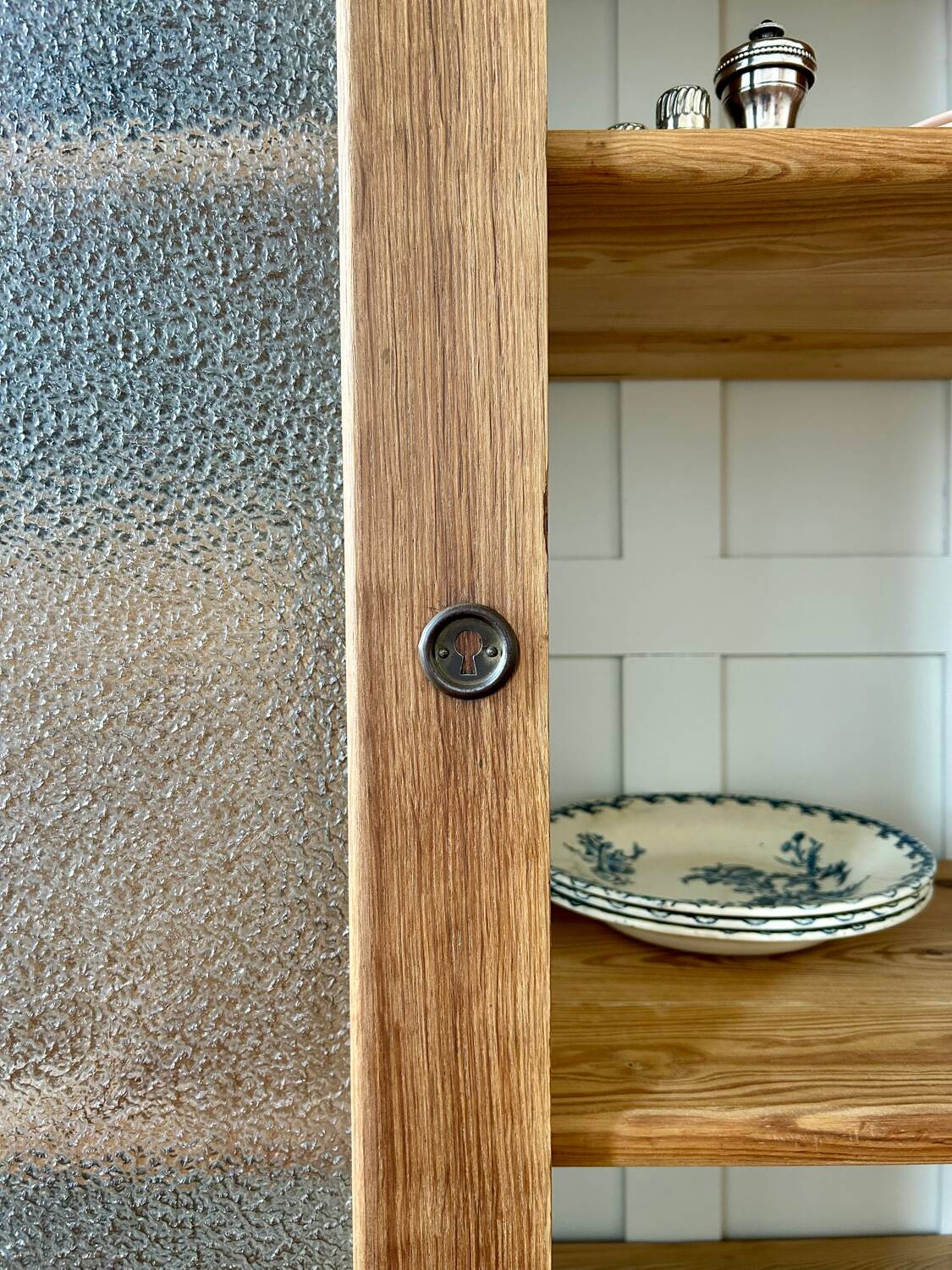 Armoire vitrée en chêne brut (rénovée)
