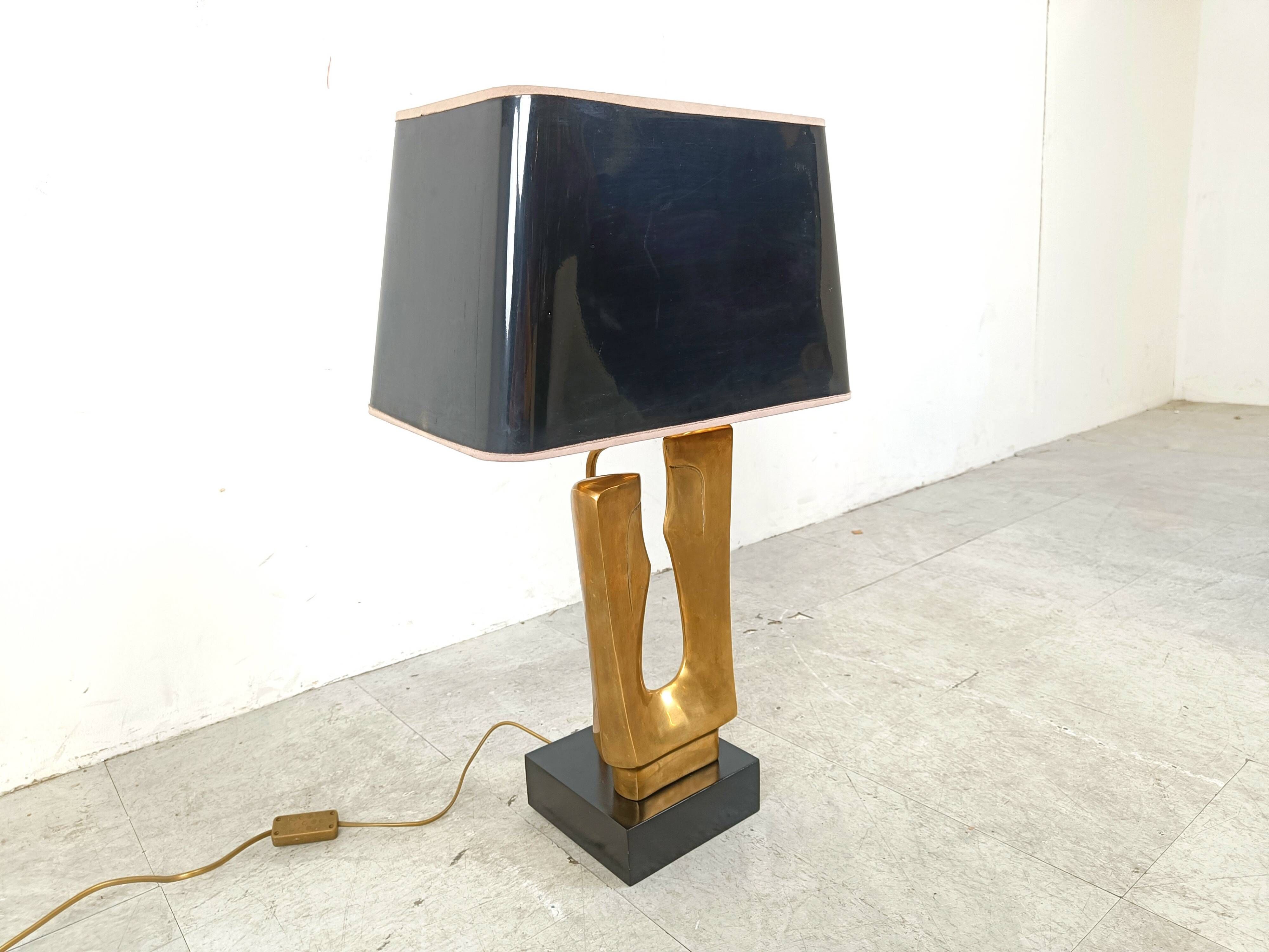 Lampe de table en laiton en forme de feuille des années 1970.