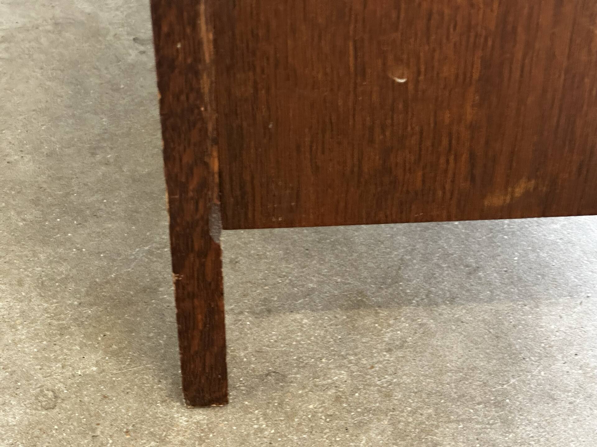 Petite commode en chêne à abattant – Mid-Century