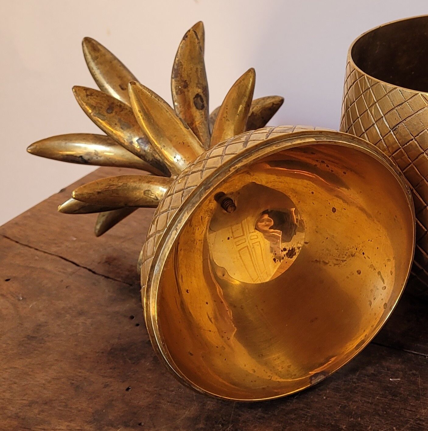 Pineapple shaped covered pot