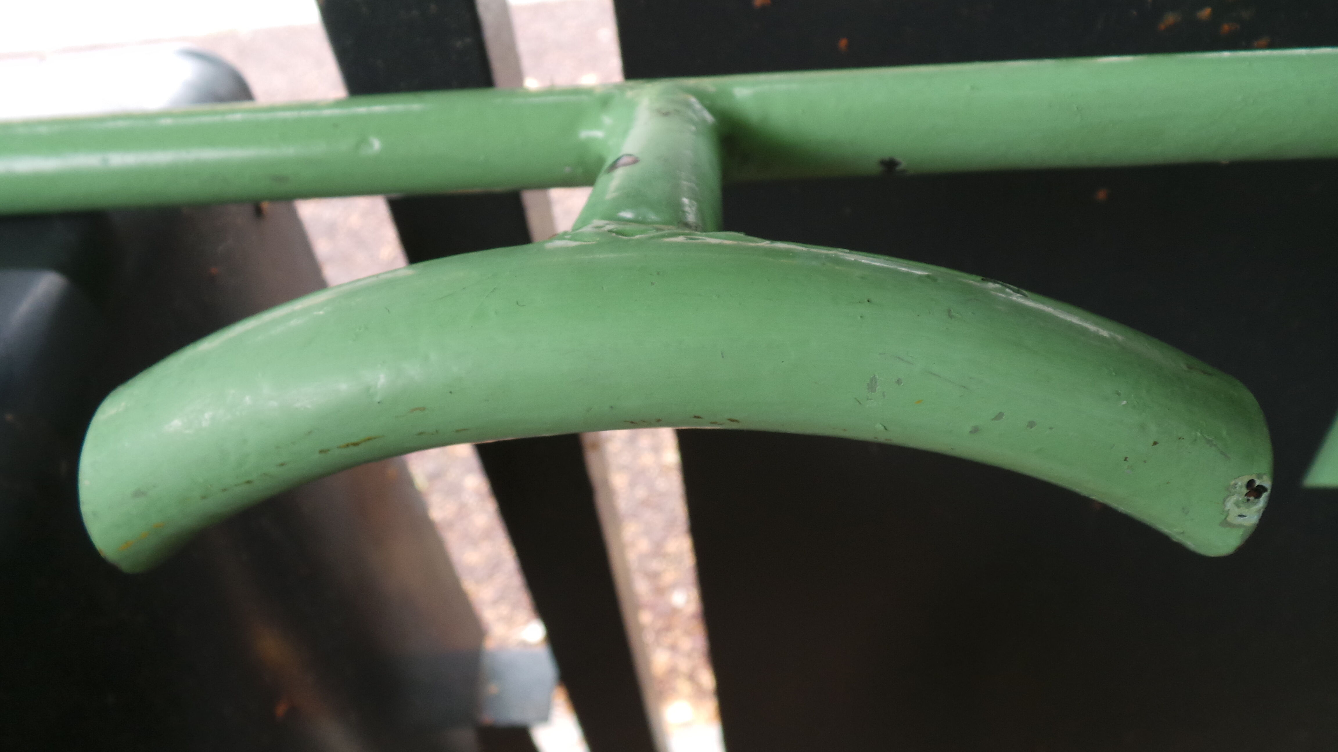 Coat rack green metal and its former mirror