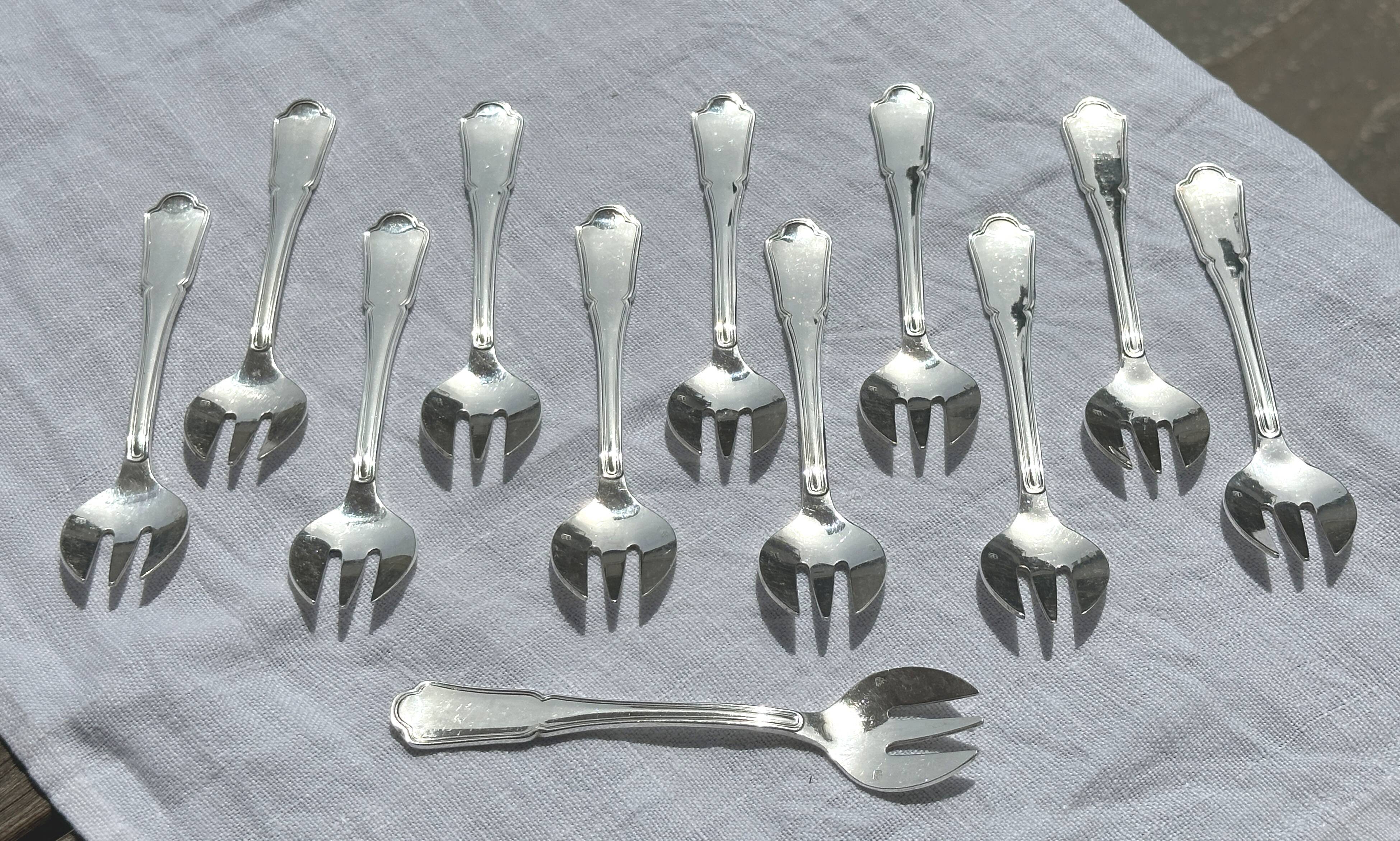 12 silver-plated oyster/dessert forks, filet pattern with contours.