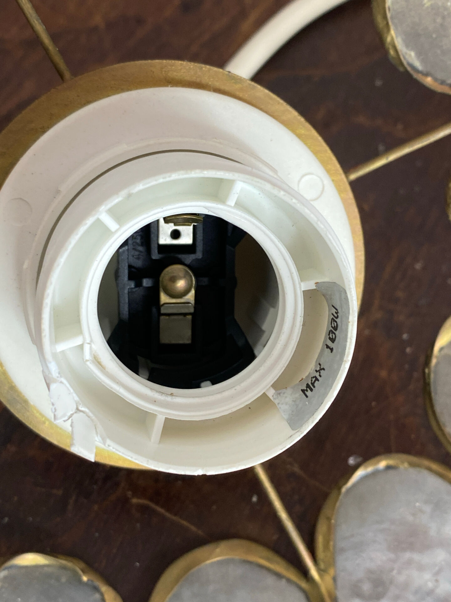 Suspension en nacre bicolore et laiton 