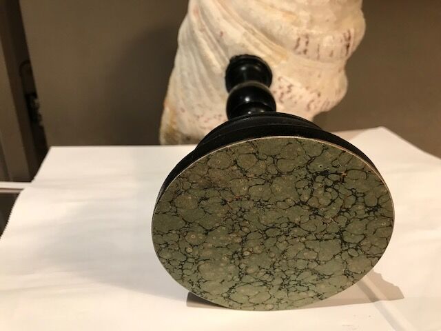 Clam mounted in vacuum pocket