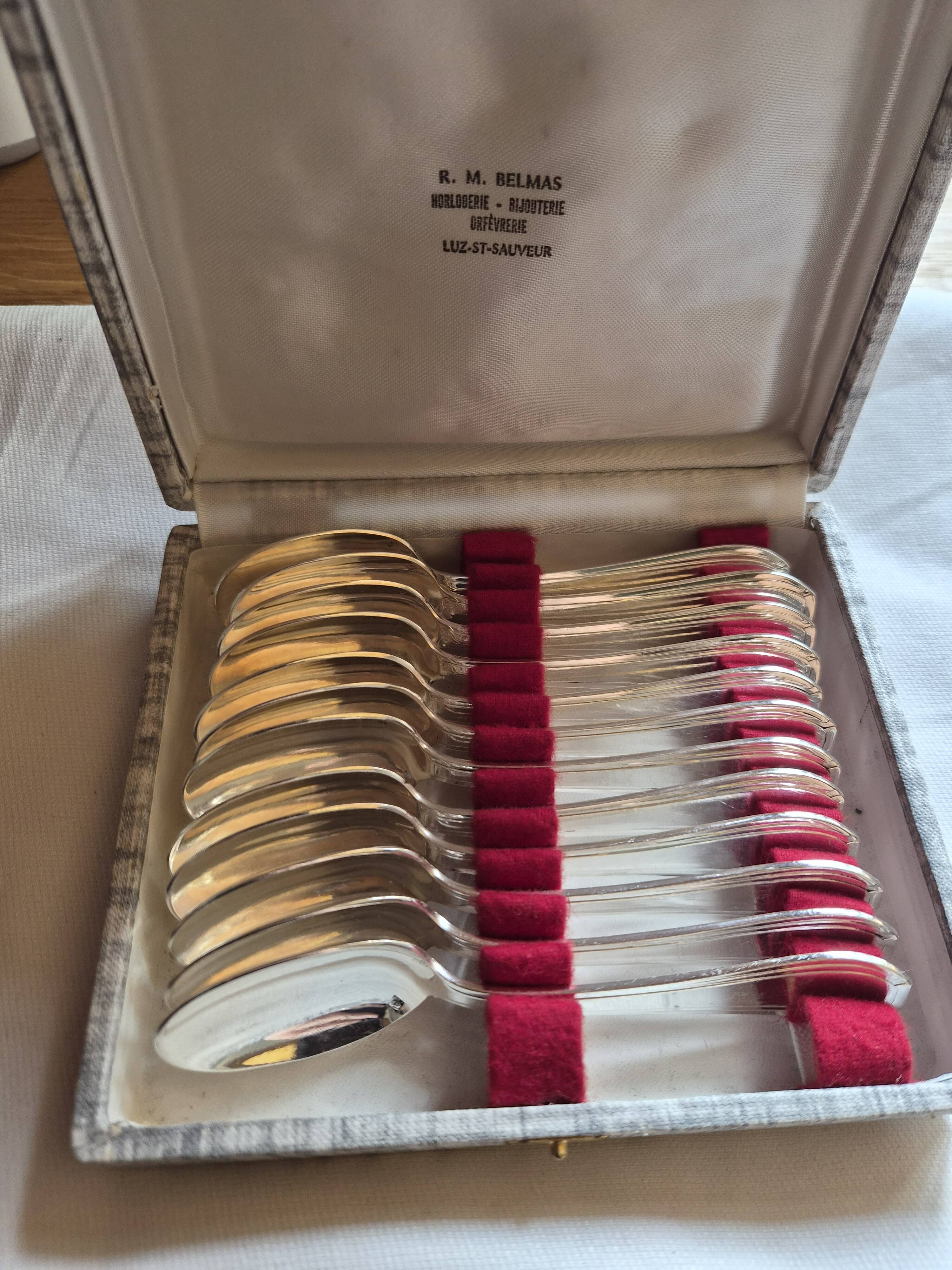 12 silver-plated metal teaspoons with a hallmark of 18.