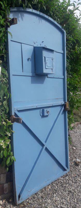 Porte portail H205xL103 ancienne en fer cintrée avec boite aux lettres