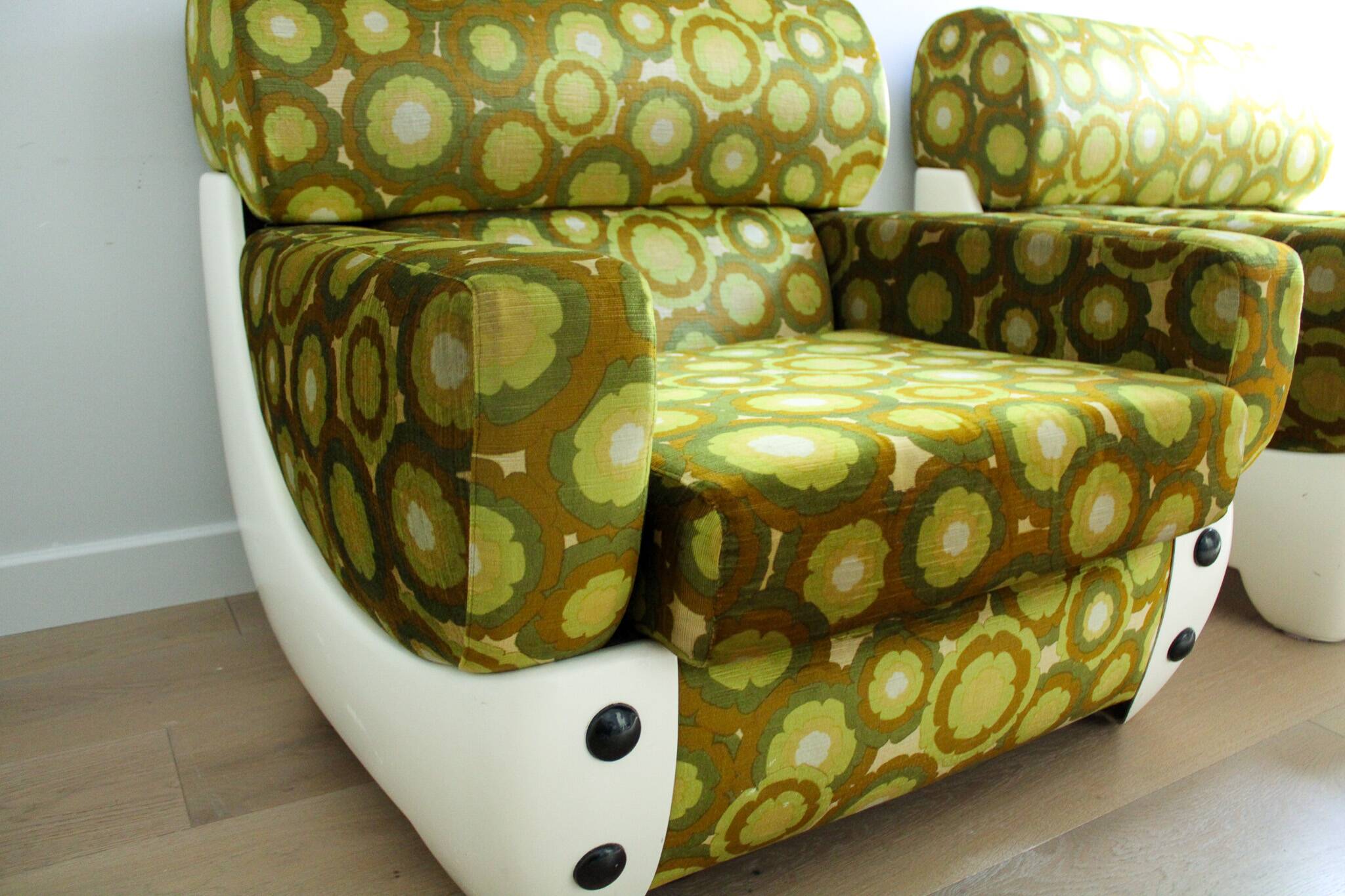 A pair of vintage mid-century modern arm chairs - Italy 1970s