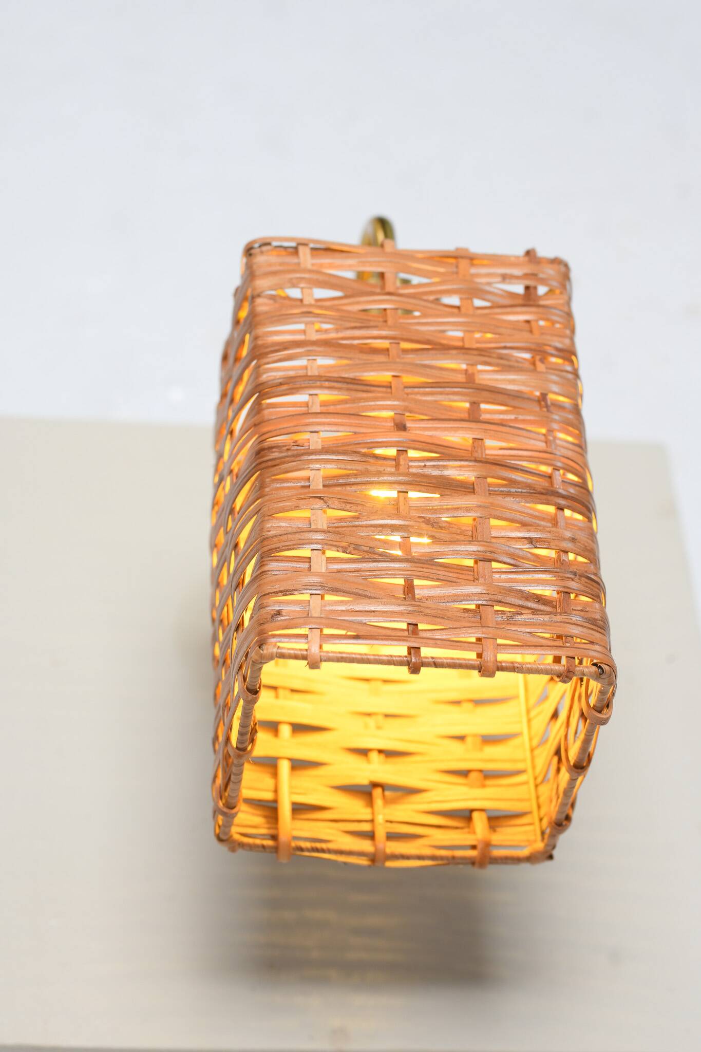 Applique murale en rotin et laiton