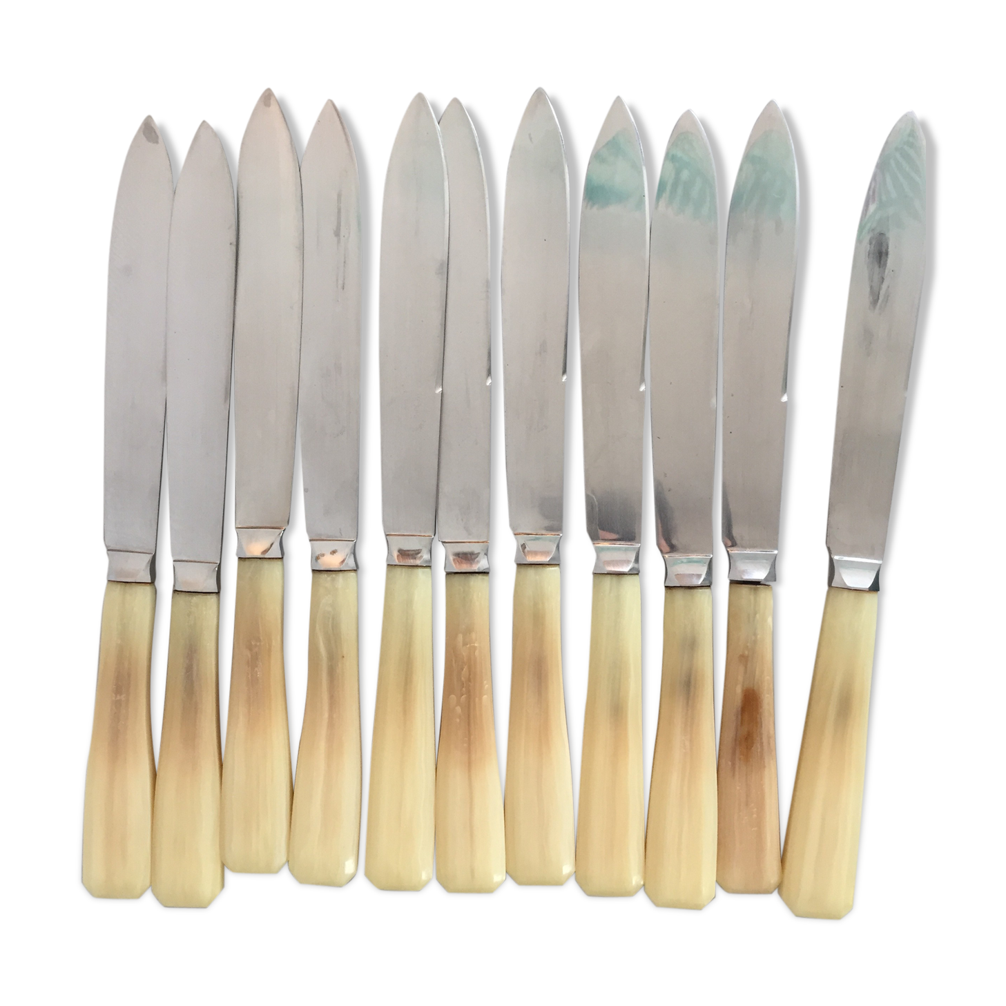 Couteaux en corne blanche vintage 1970