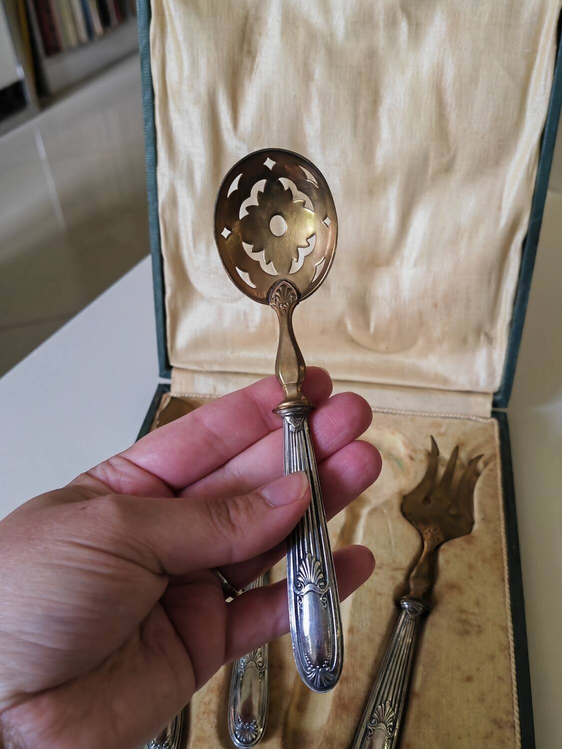 Cutlery box for sweet treats