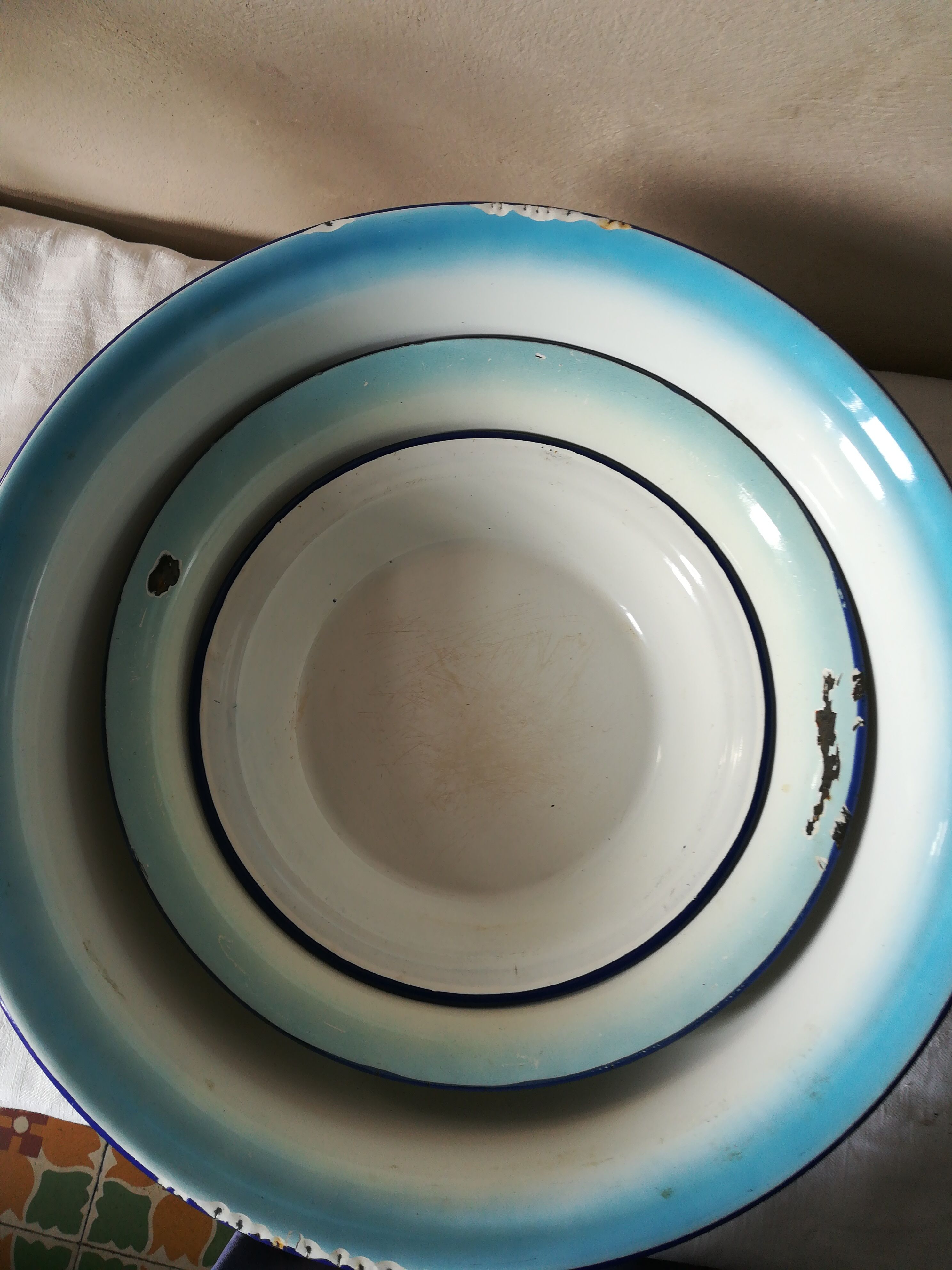 Set of 3 enameled sheet metal dishes