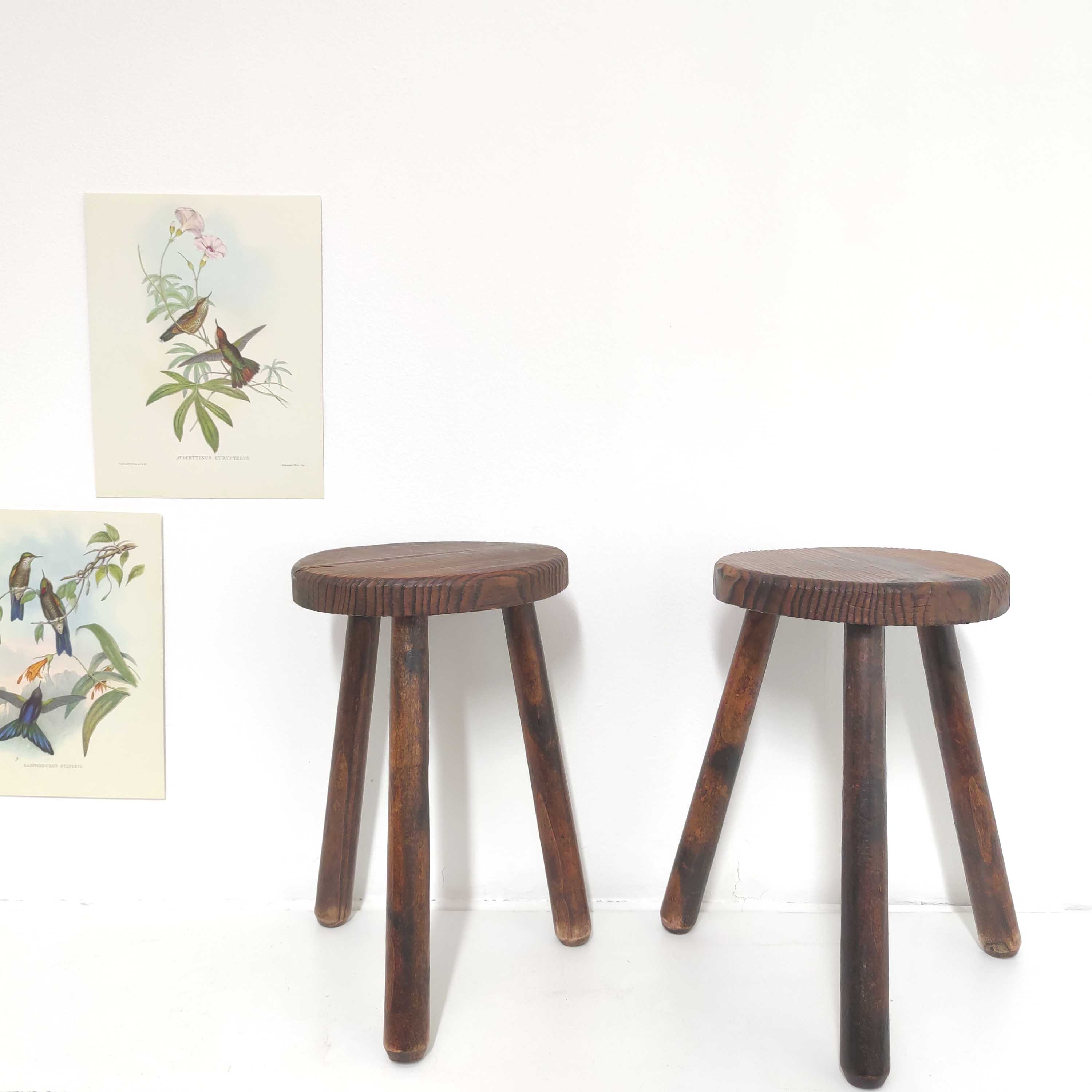 Paire de tabourets tripodes en bois vintage