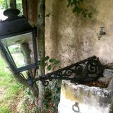Lanterne ancienne sur sa potence