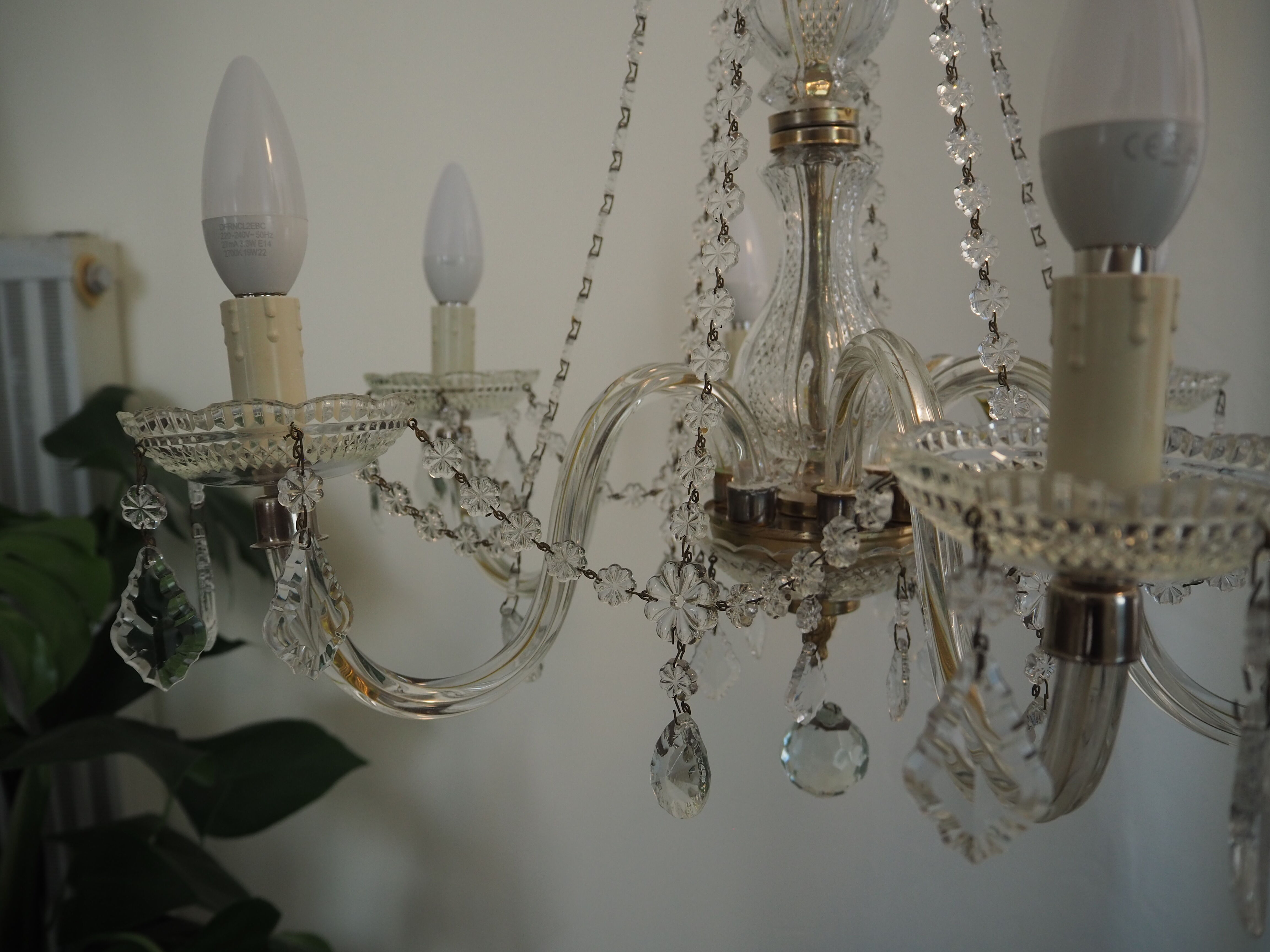 6-light chandelier with tassels