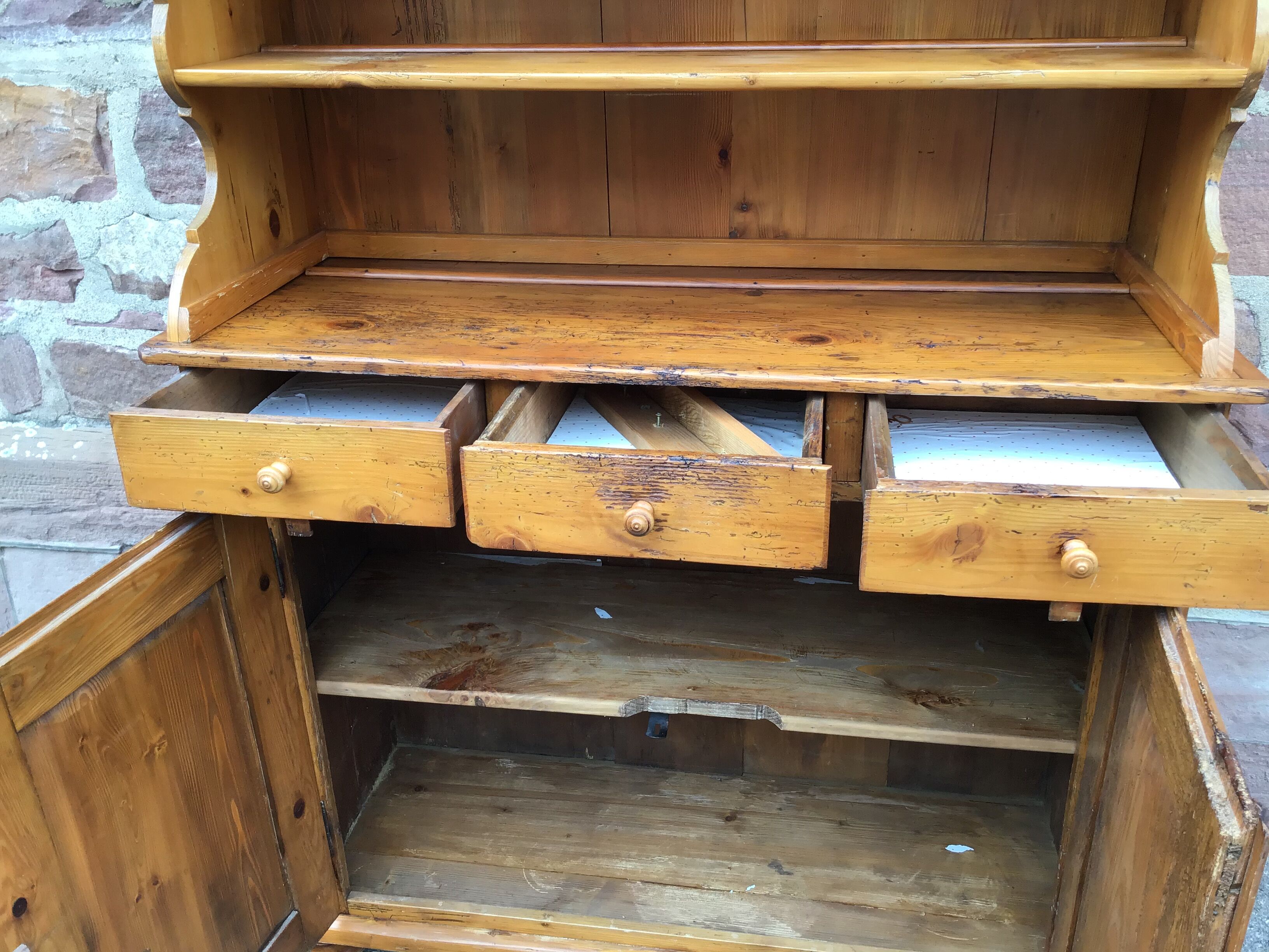 Vaisselier rustique régional vintage en sapin