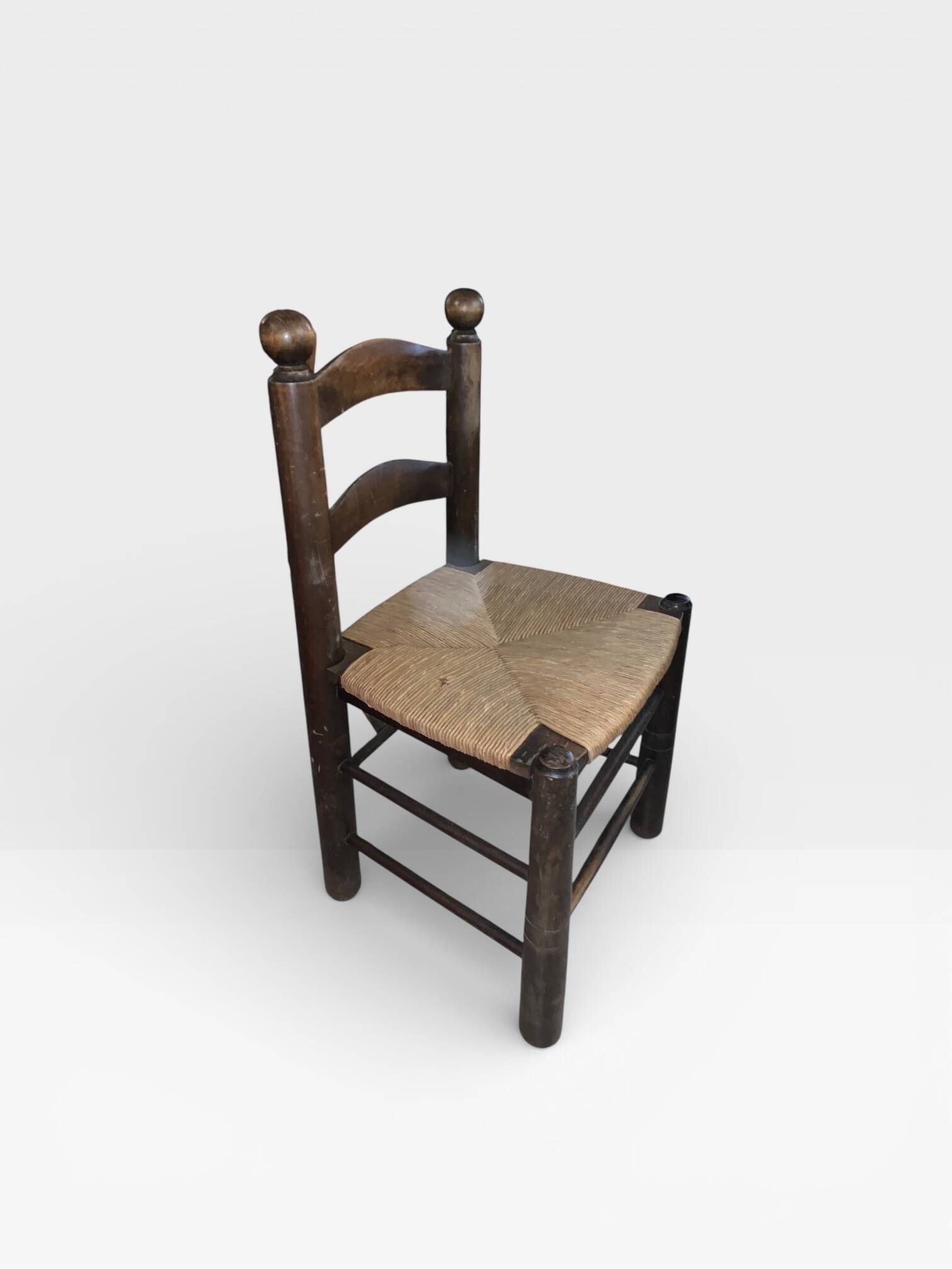 Vintage chair with a crafted backrest – Straw seat – Brocante decoration